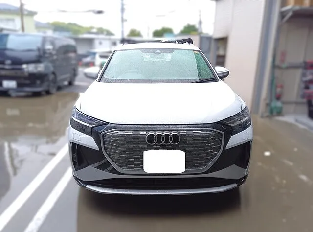 アウディQ4 フロントバンパー3色塗り分けの部分補修｜横浜市都筑区 ケービーエス