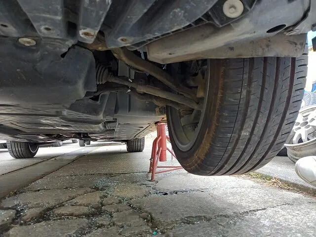 ベンツCクラス（205）左フロント足回り交換の整備事例｜横浜市都筑区 ケービーエス