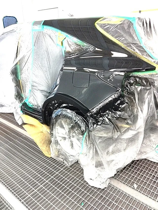 左側面を養生して塗装ブースで塗装