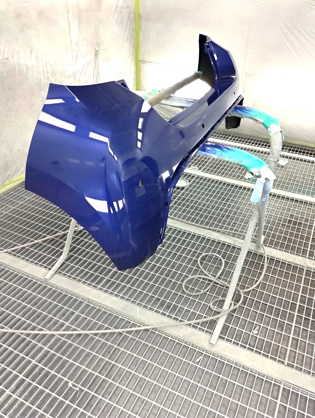 スタンドの上で8W7に塗り終えたヤリスのリヤバンパー(塗装後)