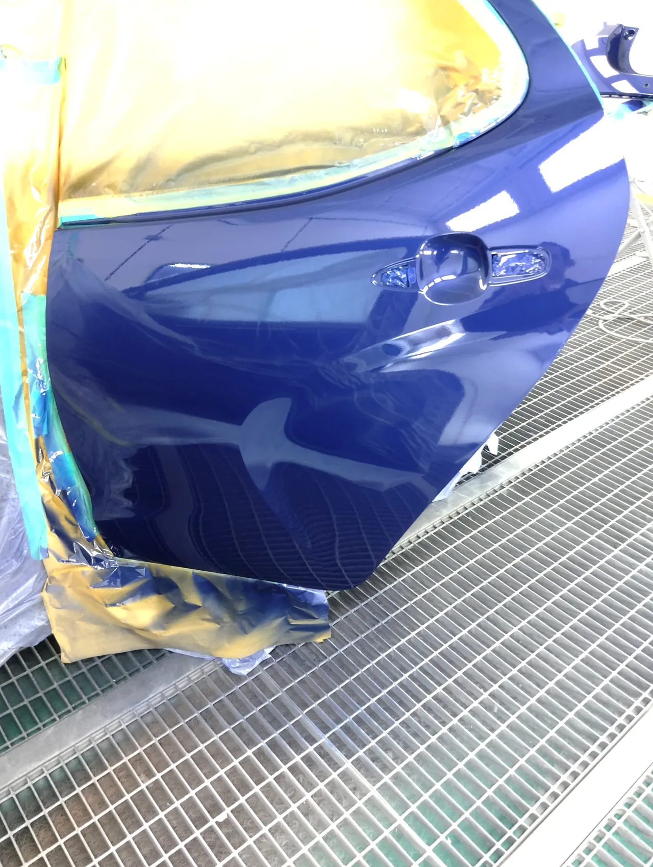 塗装ブースで8W7に塗り終えたヤリスの左リヤドア(塗装後)