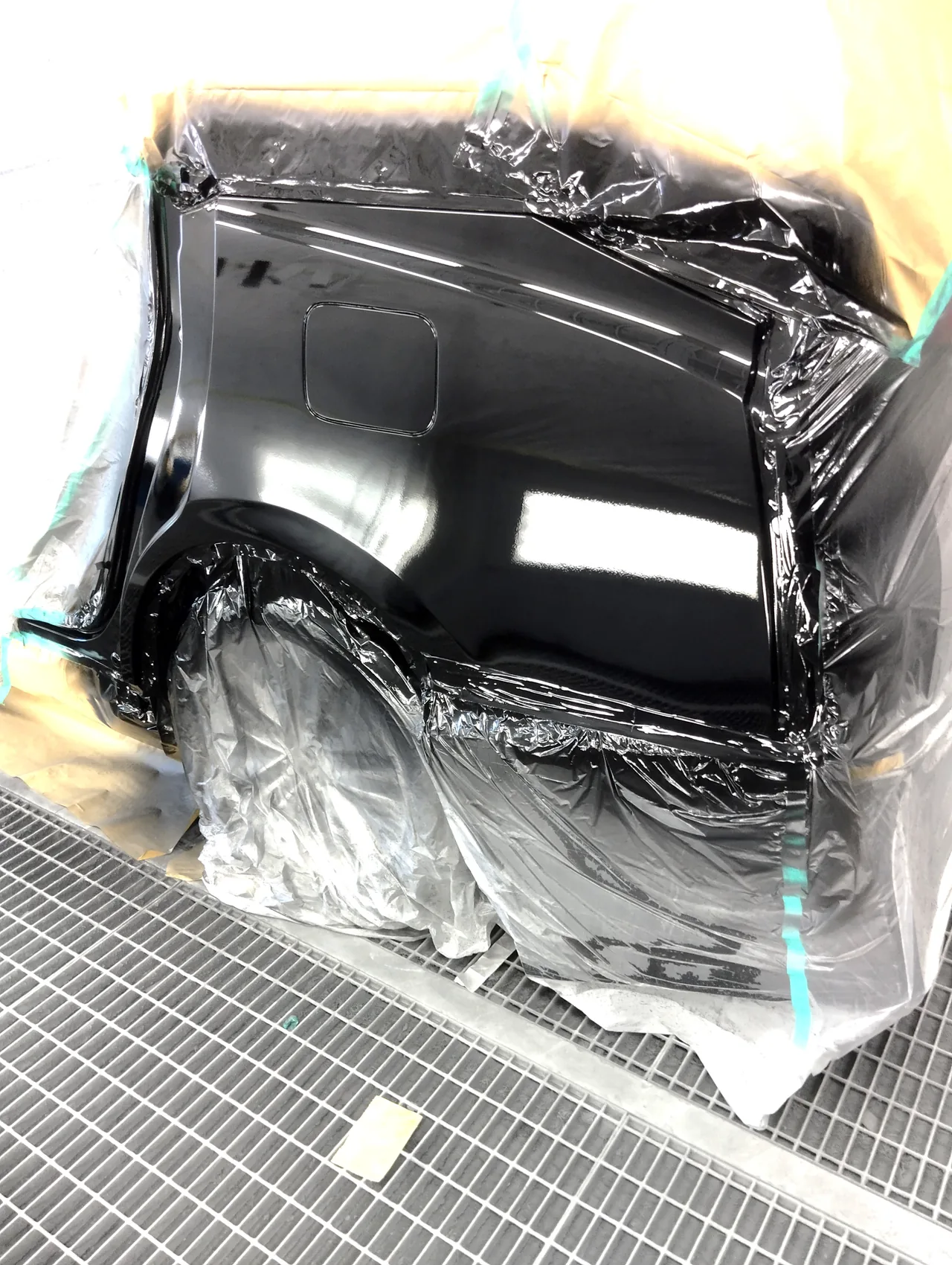 塗装ブースの中で塗り上がった左リヤクオーター