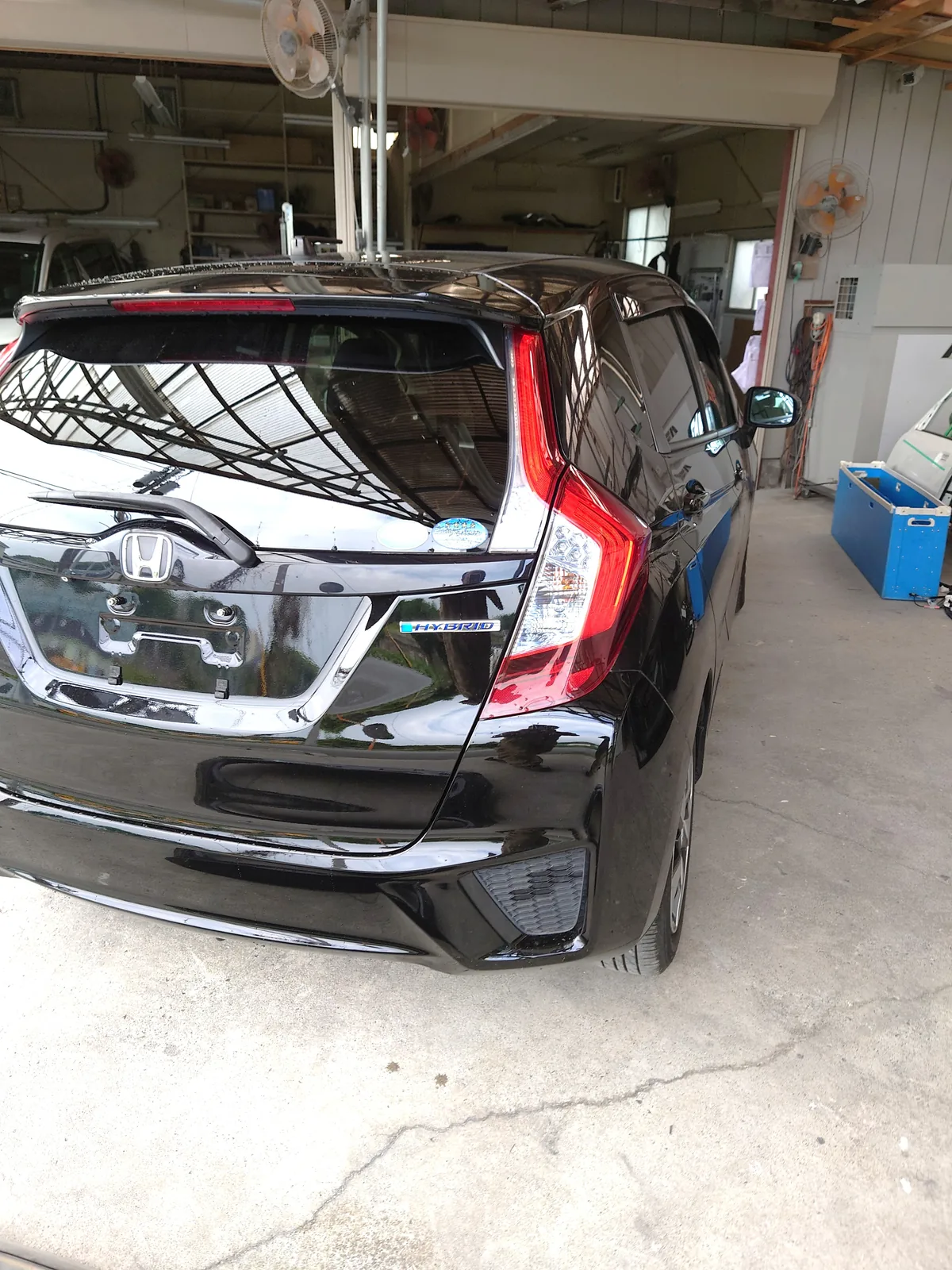 完成したホンダ フィット（ハイブリッド）の右後方。バックドアと車体のつながりを確認した状態