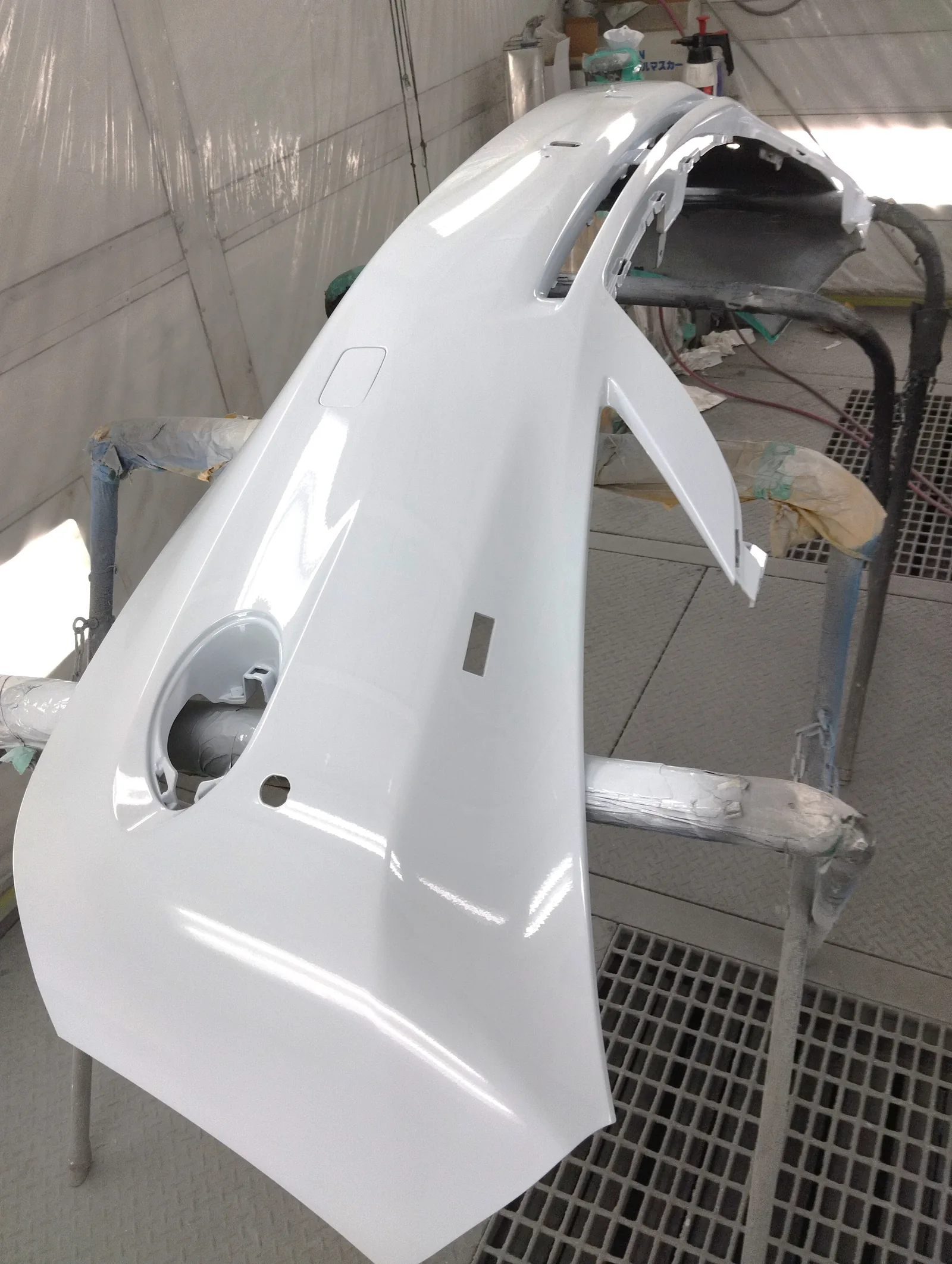 塗装を終えたレクサスRXのフロントバンパー。スタンドに立てた状態