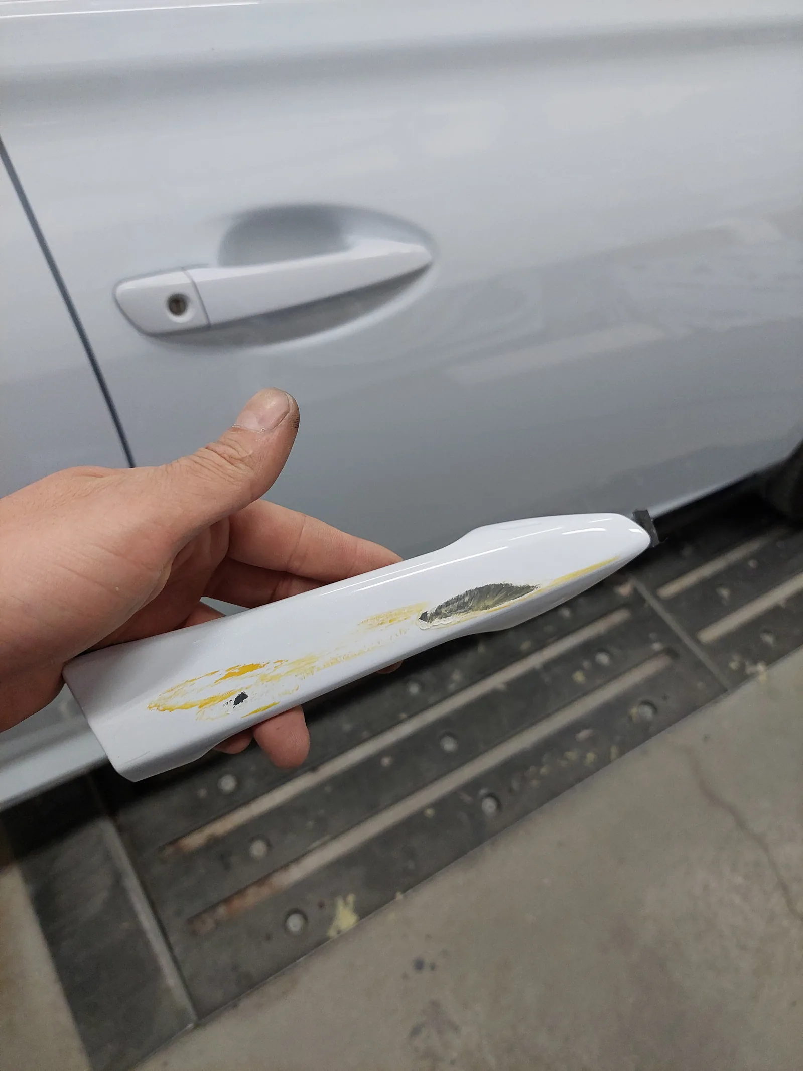 相手車両の塗料と傷が付いた、取り外したドアハンドル