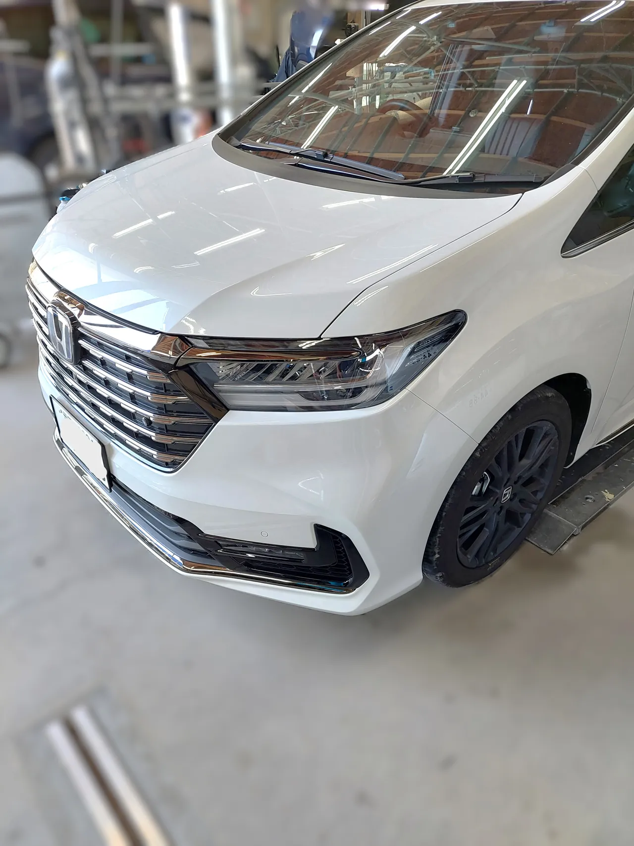 修理が完成したホンダ・オデッセイ e:HEVの左前