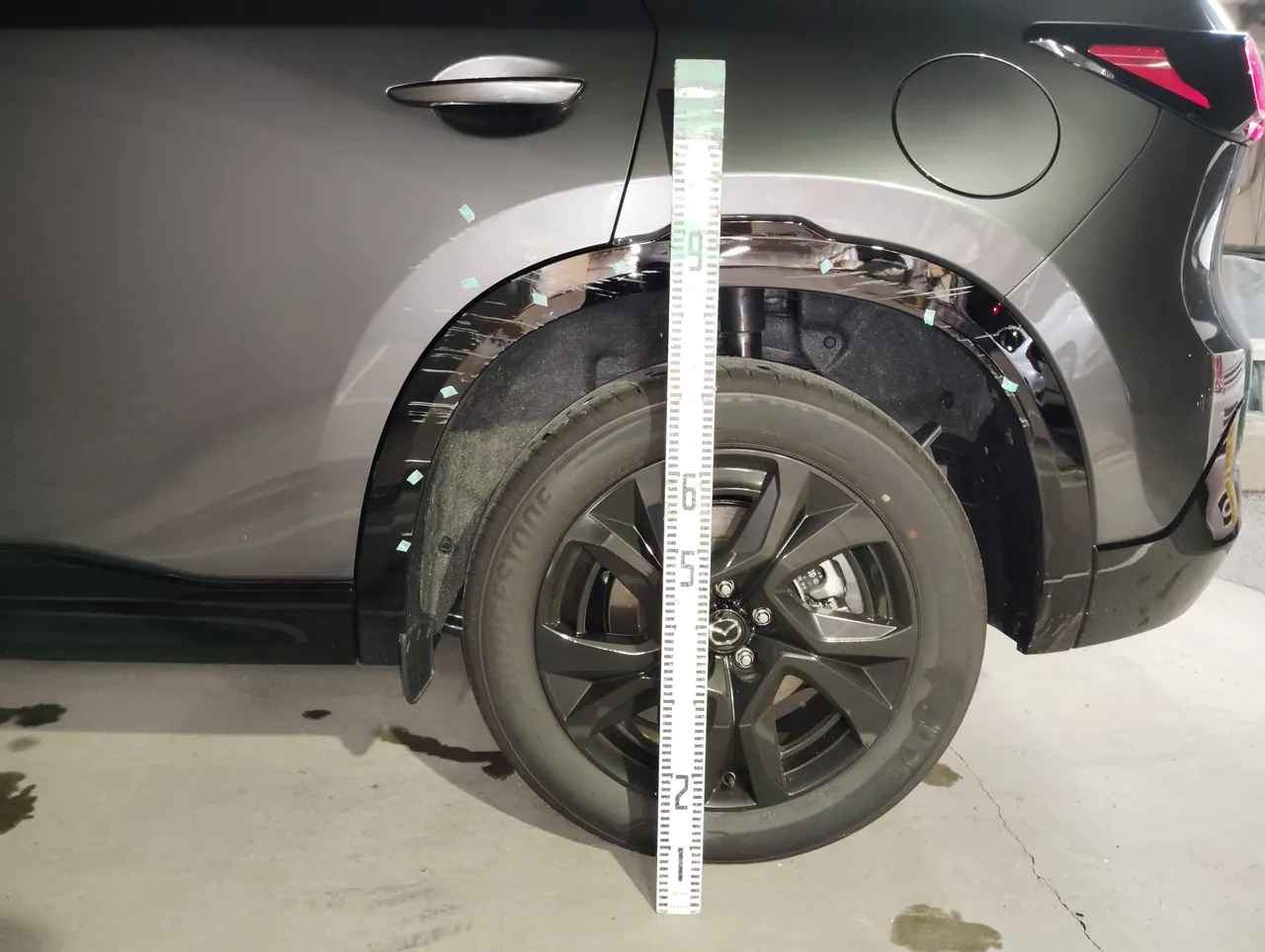 CX-5左リヤの損傷。スケールを当てて範囲を確認