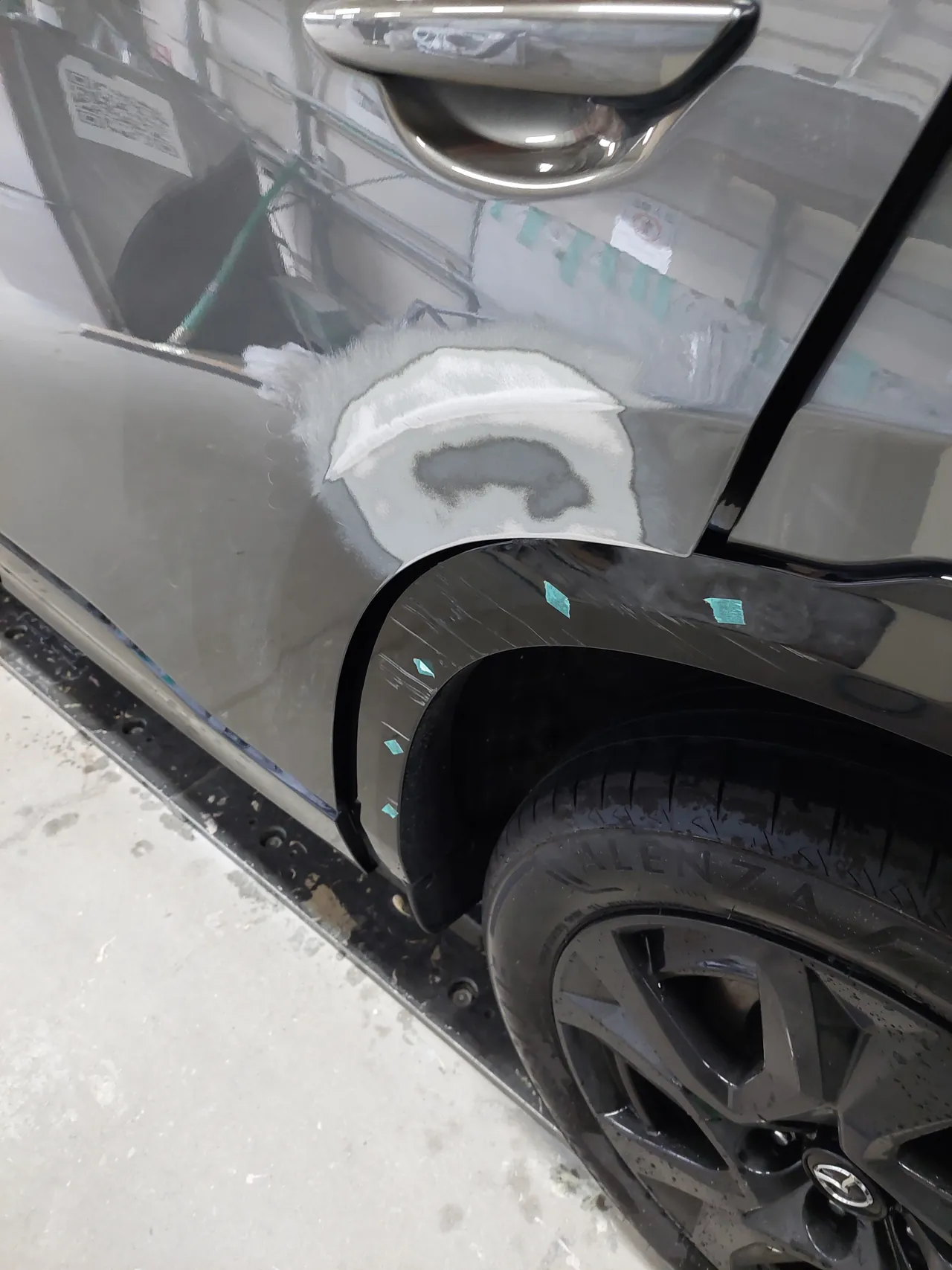 CX-5 左リヤドア。傷の部分の塗装を研いで面を確認