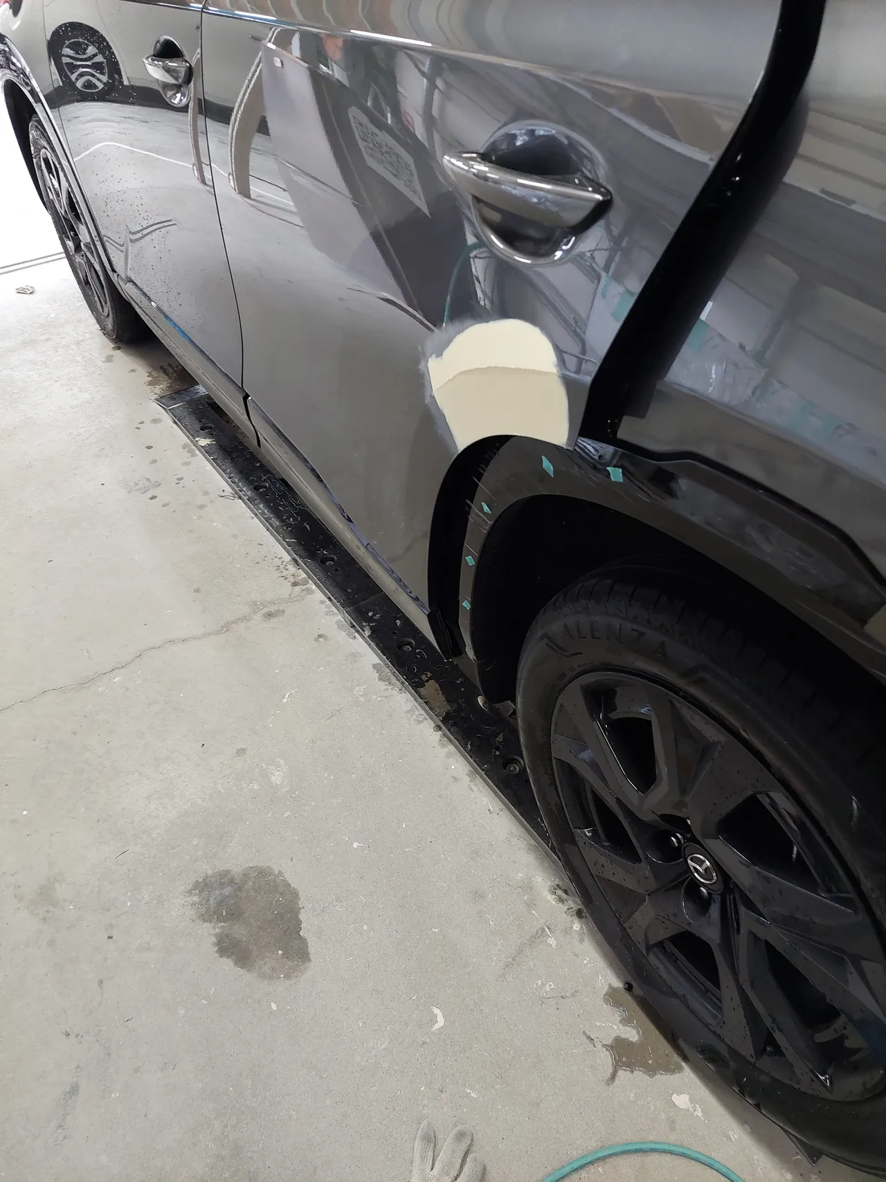 CX-5 左リヤドアにパテを付けた状態