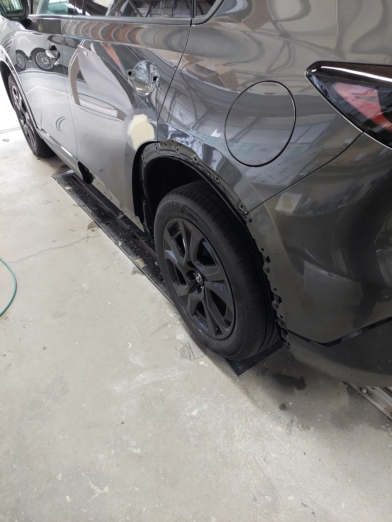CX-5 アーチモールを外してパテの面を確認