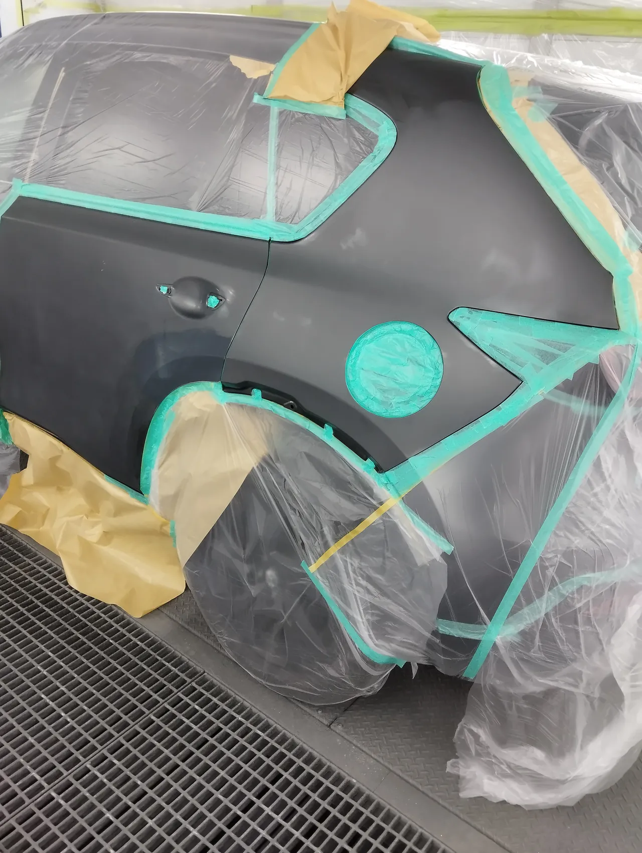CX-5 塗装前のマスキング。クォーターパネル側