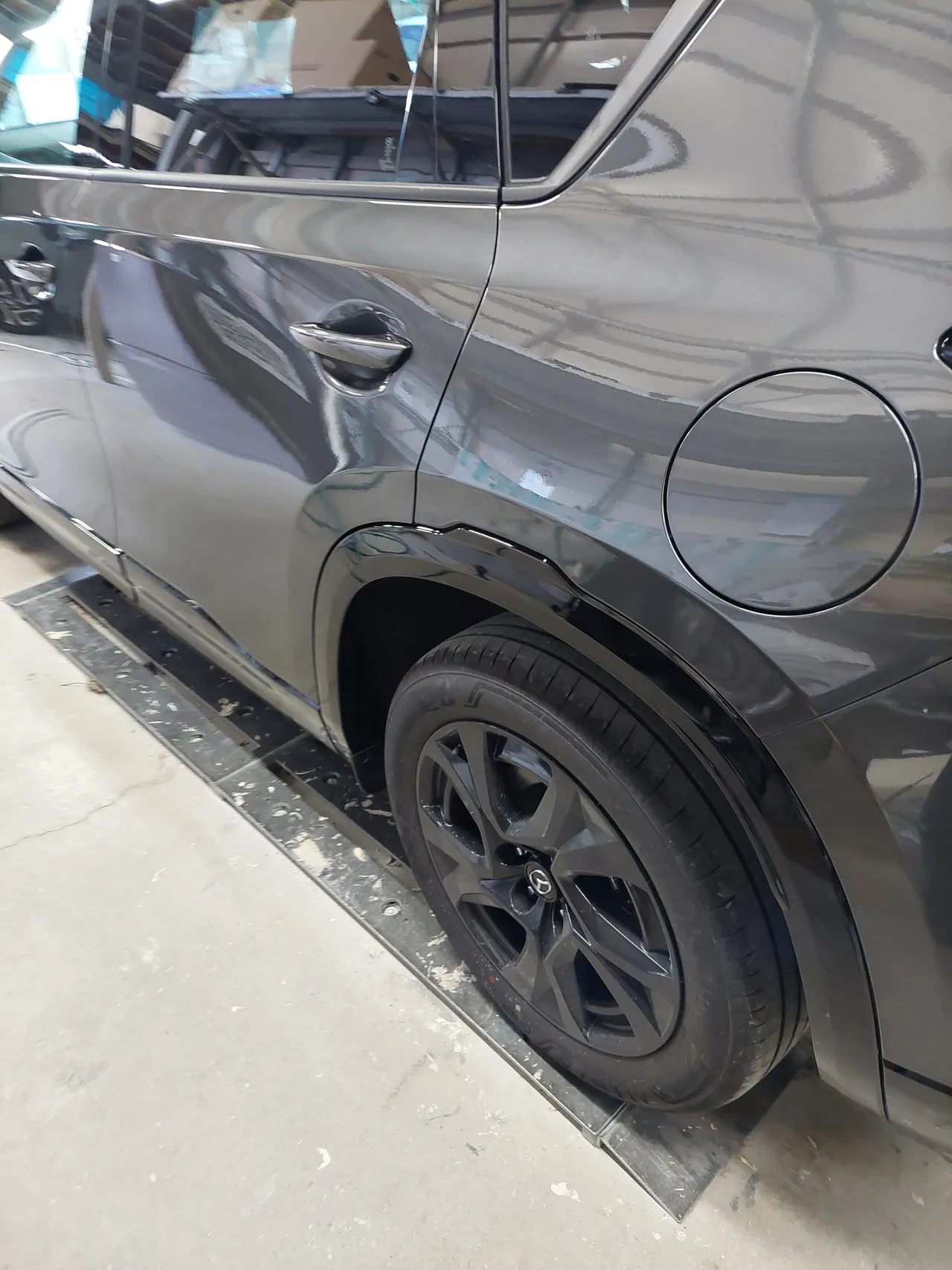 修理が完成したマツダ・CX-5の左リヤ