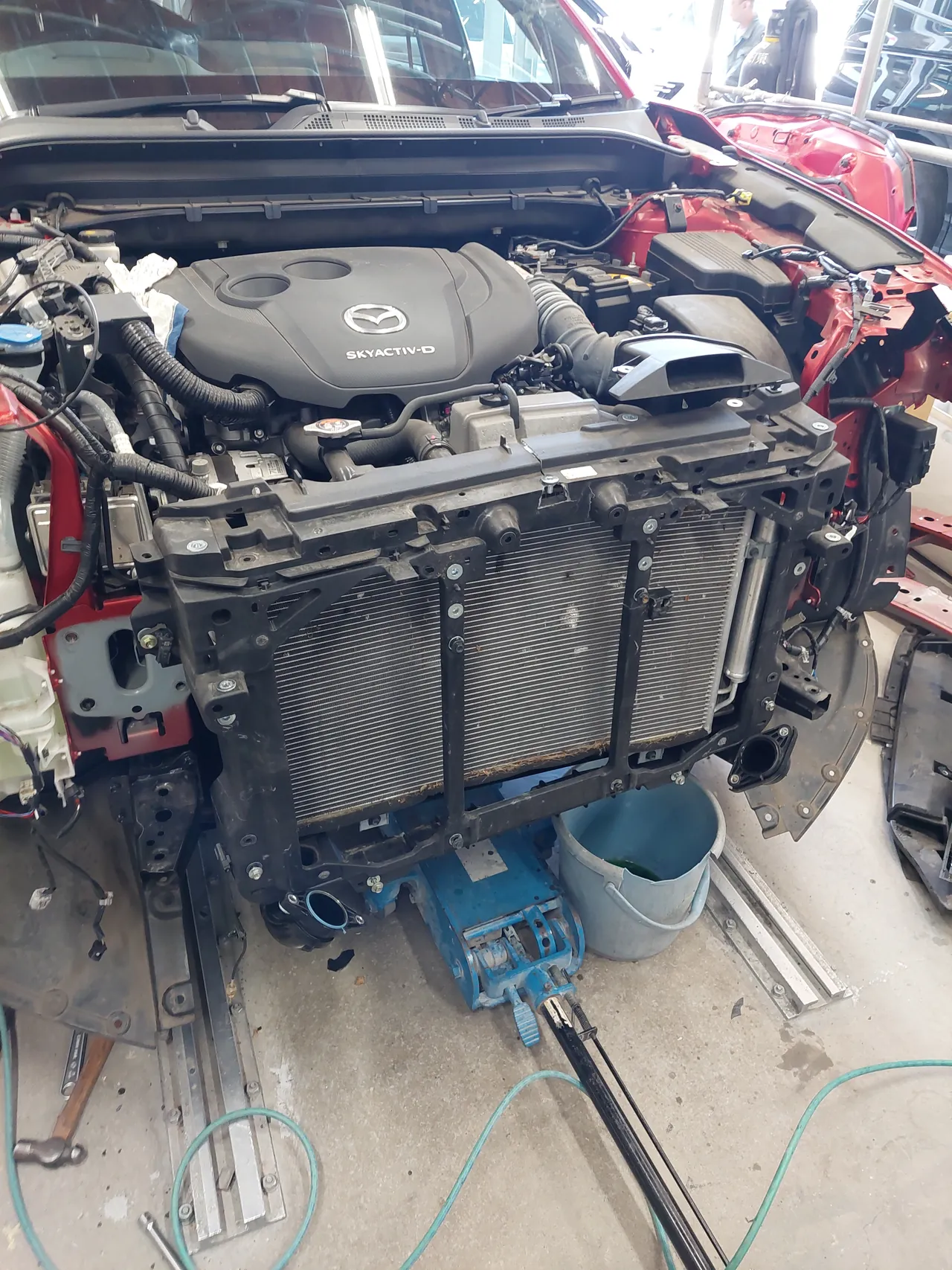 CX-8 リインフォースメントを外し、ラジエータとコアサポートが見える状態