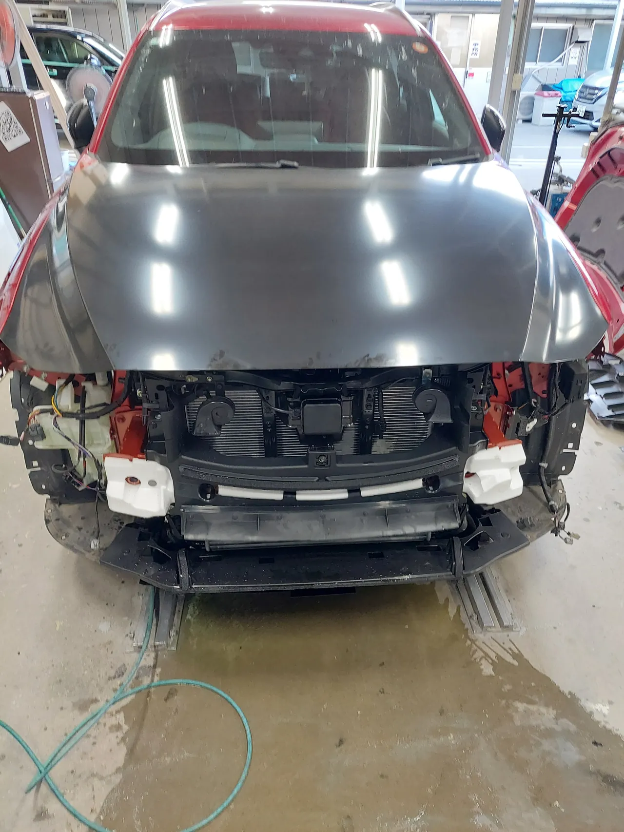 CX-8 新品のボンネットを取り付けて位置を確認