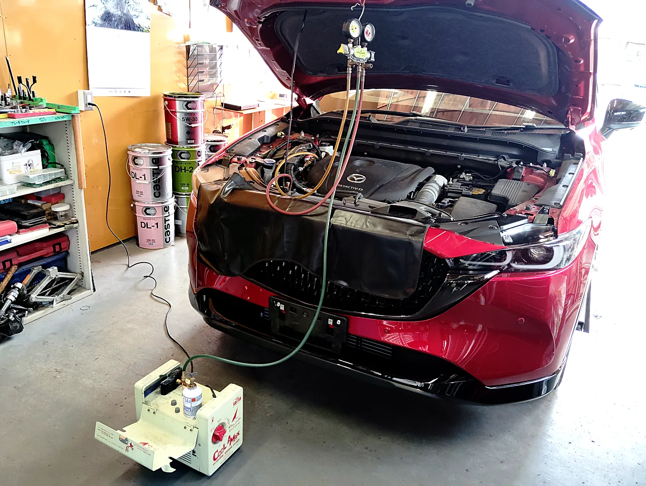 CX-8 コンデンサー交換後のエアコンガスの充填