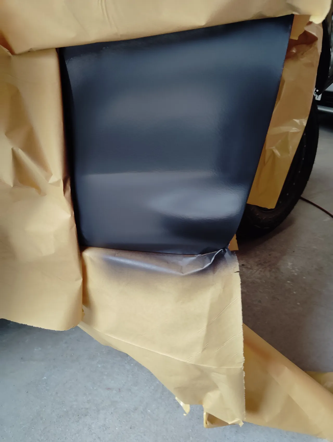 ハイラックス パテを研いだ面に濃いグレーのサフェーサーを吹いた状態