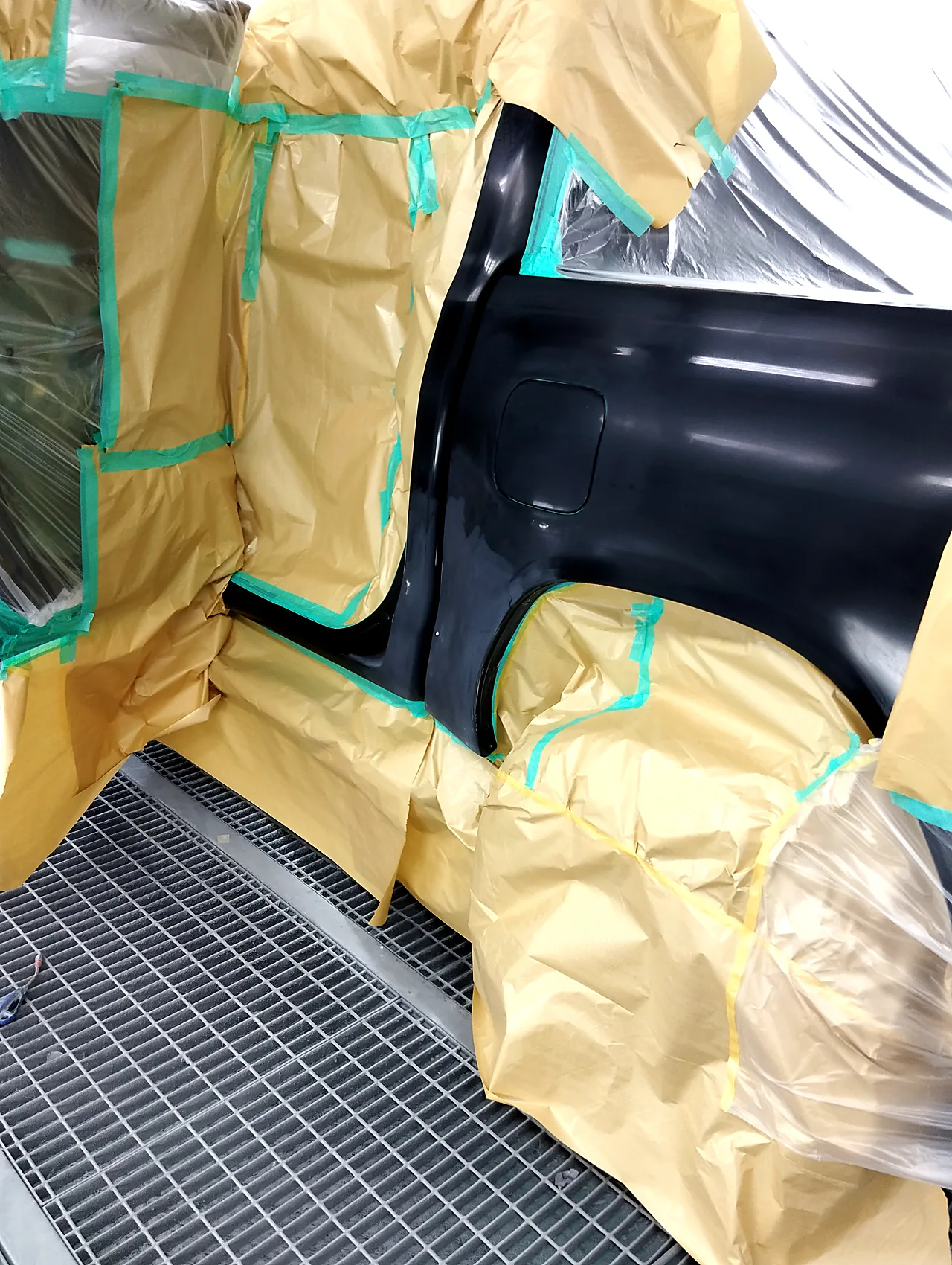 ハイラックス 塗装ブースでのマスキング。キャブの後ろの角と荷台の左側面