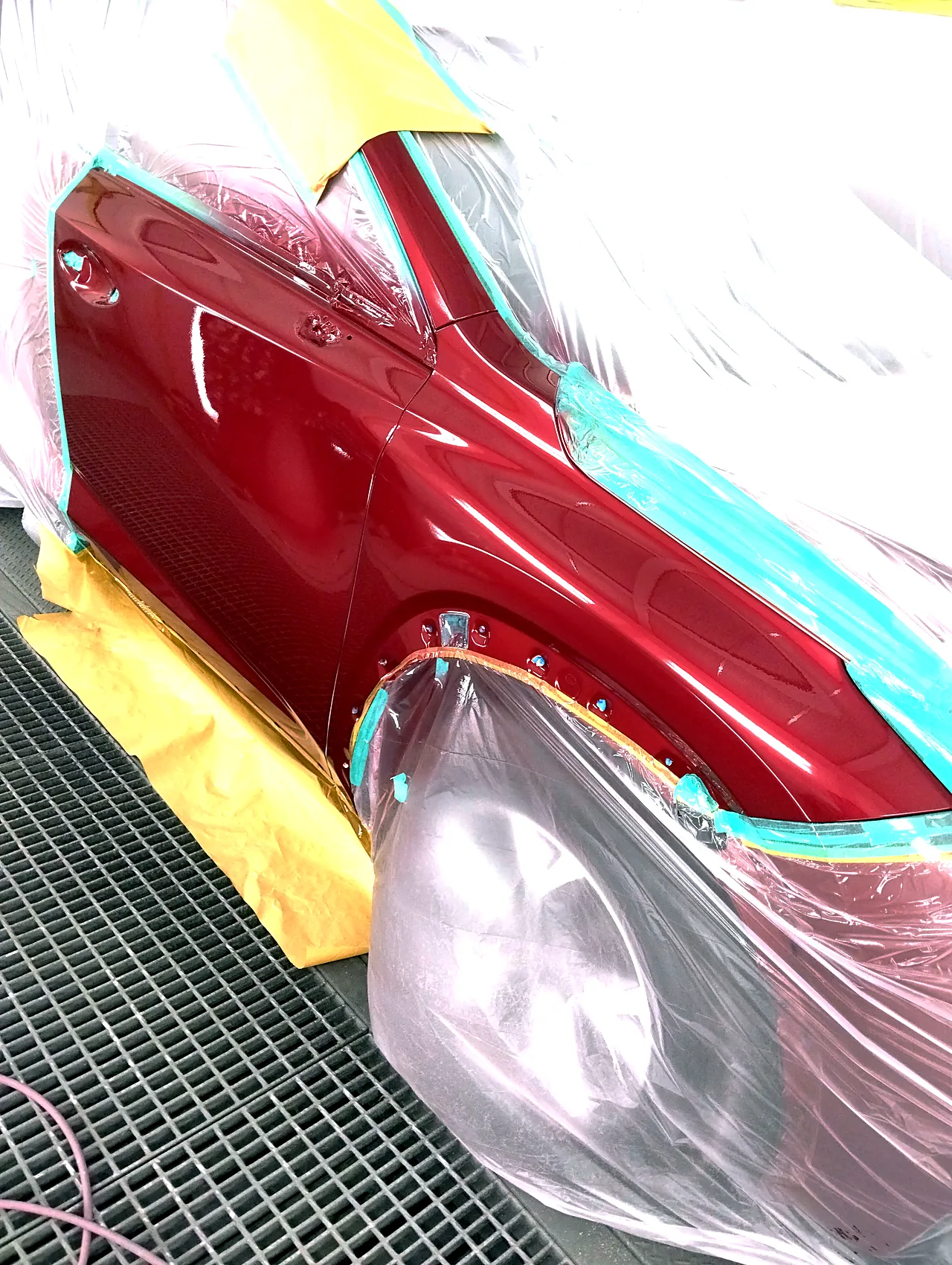 3R1レッドマイカクリスタルシャインで塗装を終えたレクサスNXの右フロントドアと右フロントフェンダー