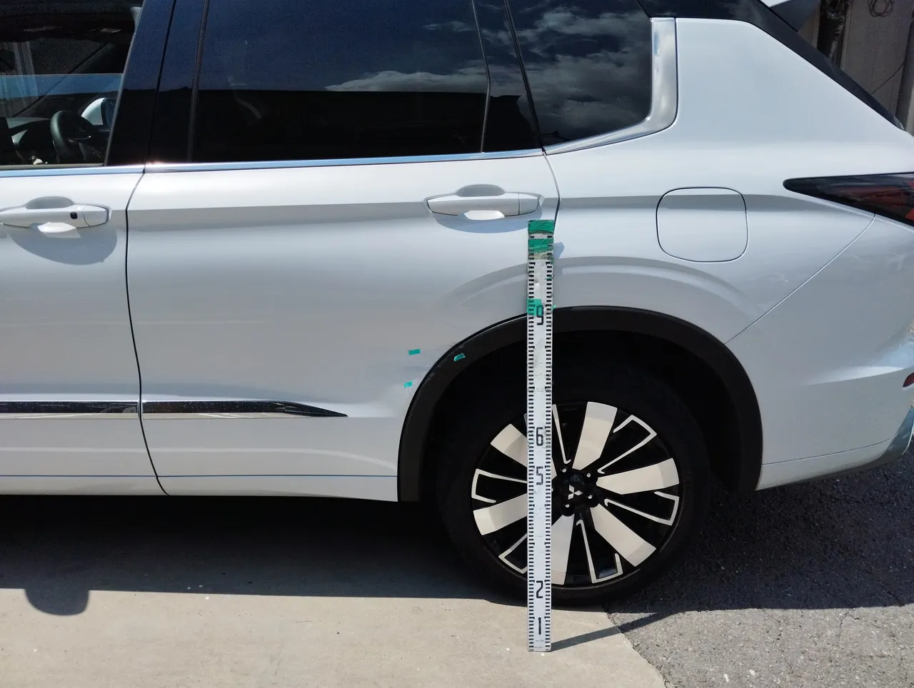 アウトランダーPHEV 左リヤドアからクォーターのへこみと、高さを測る目盛りの棒
