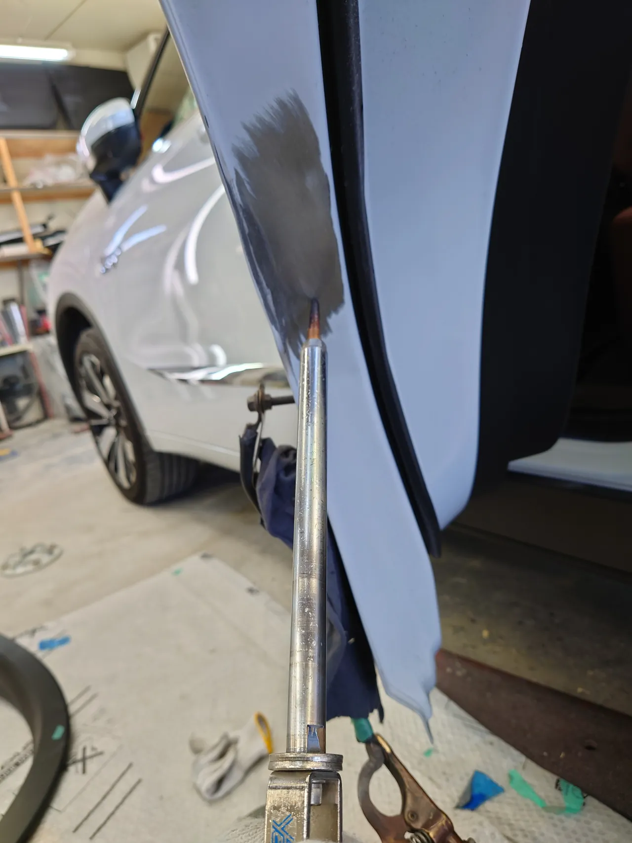 アウトランダーPHEV ドアを開け、ドアの後ろの端のへこみを引き出す