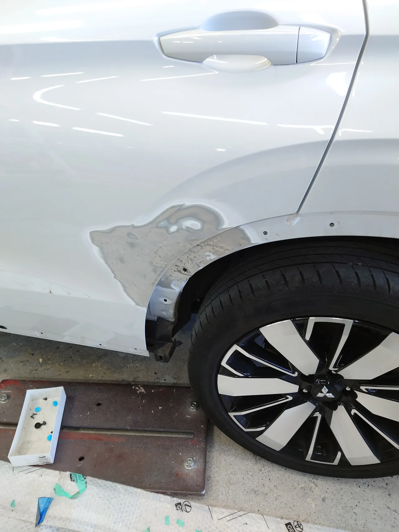 アウトランダーPHEV 左リヤドアのタイヤまわりにパテを付けた状態
