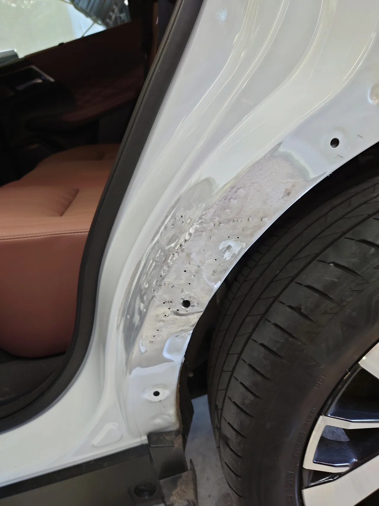 アウトランダーPHEV ドアを開けた側のクォーター。引き出した跡が残る面