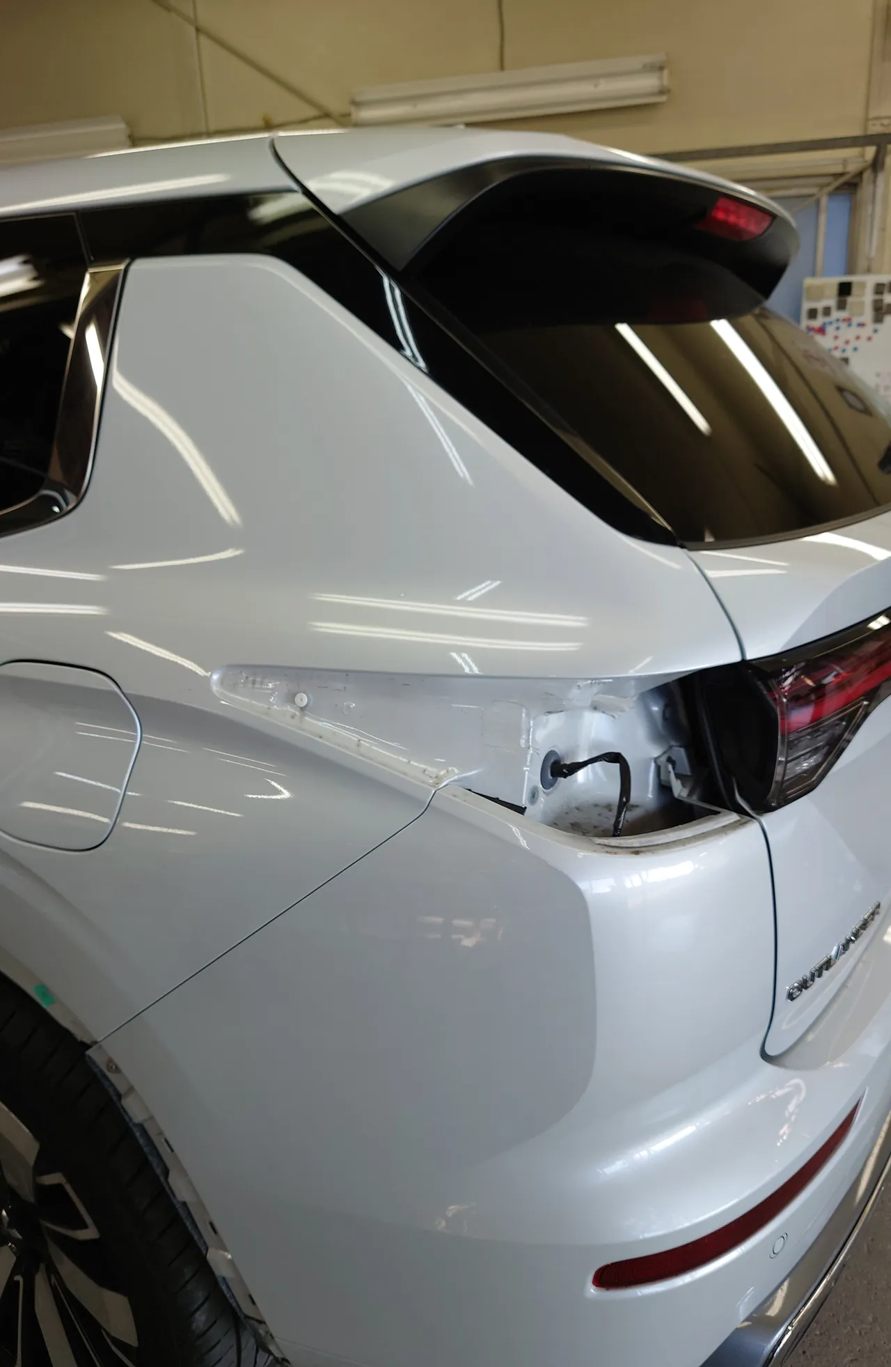 アウトランダーPHEV 左のテールランプを外した状態