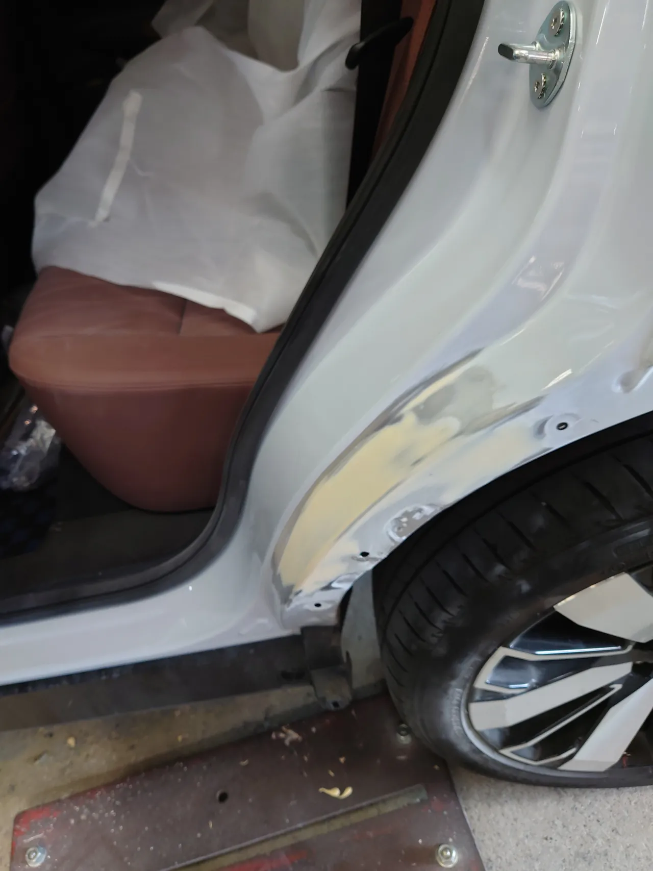 アウトランダーPHEV ドアを開けた側のクォーター。パテを研いだ状態