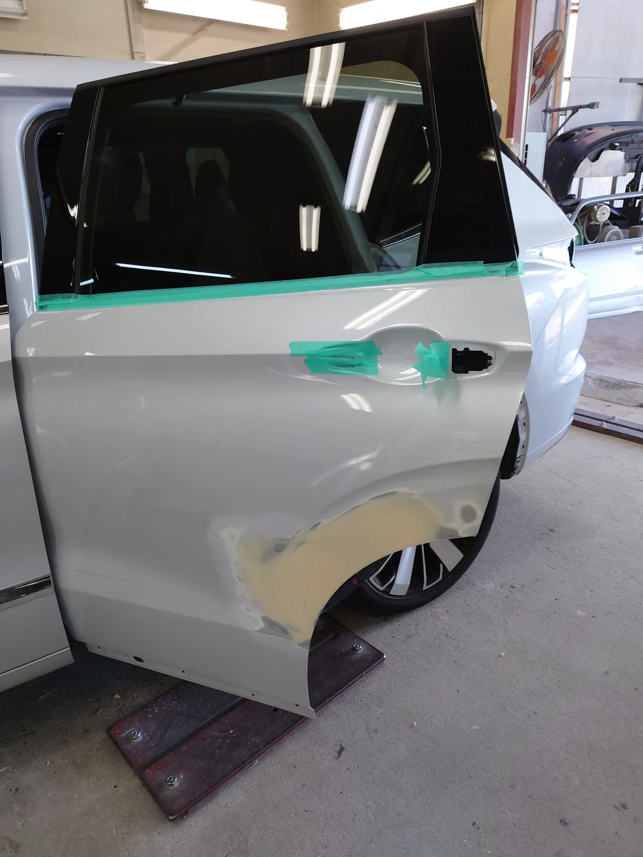 アウトランダーPHEV ベルトモールを外した左リヤドア。タイヤまわりのパテを研いだ状態
