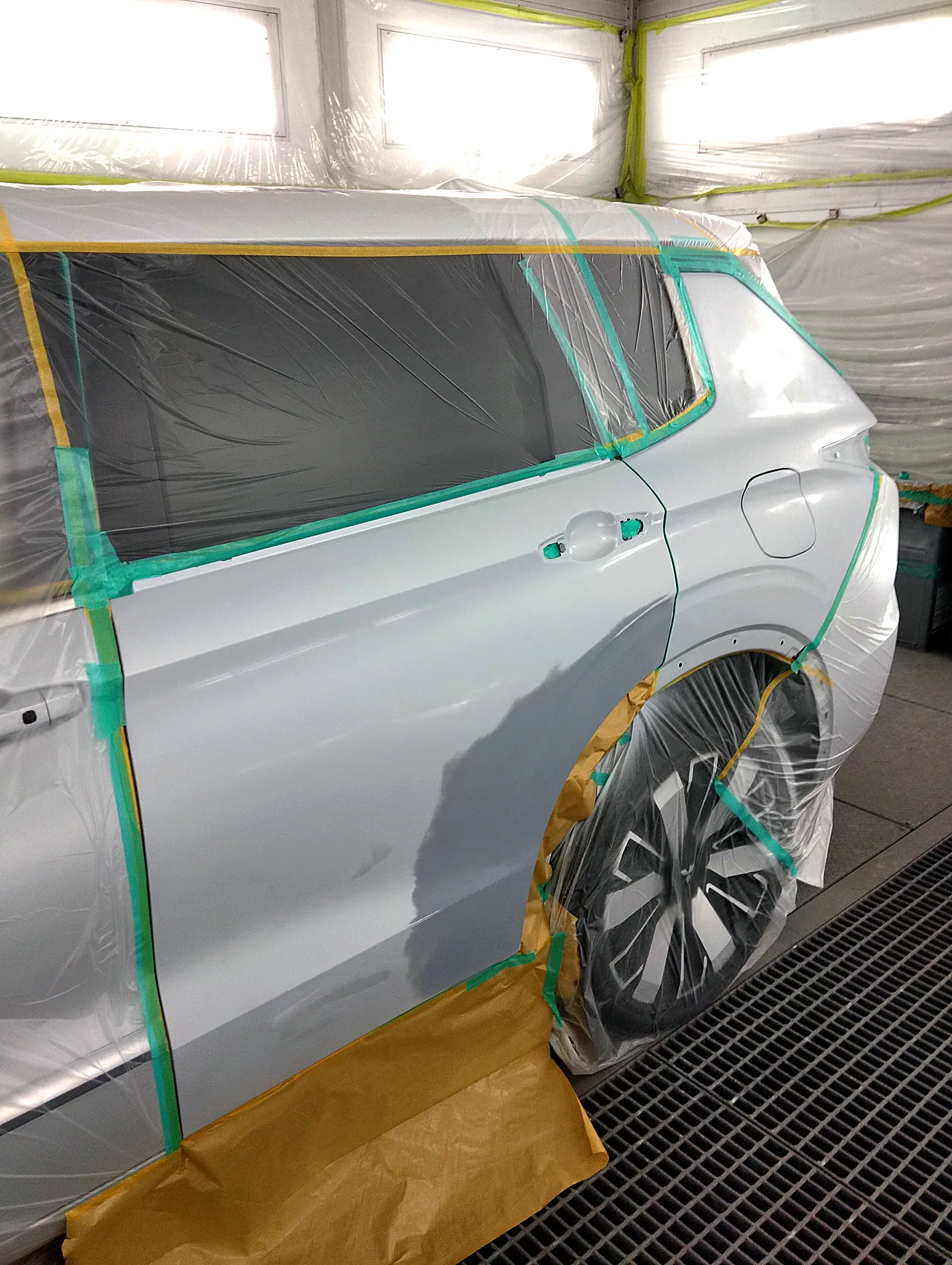 アウトランダーPHEV 塗装ブースでのマスキング。左リヤドアとクォーターを出した状態