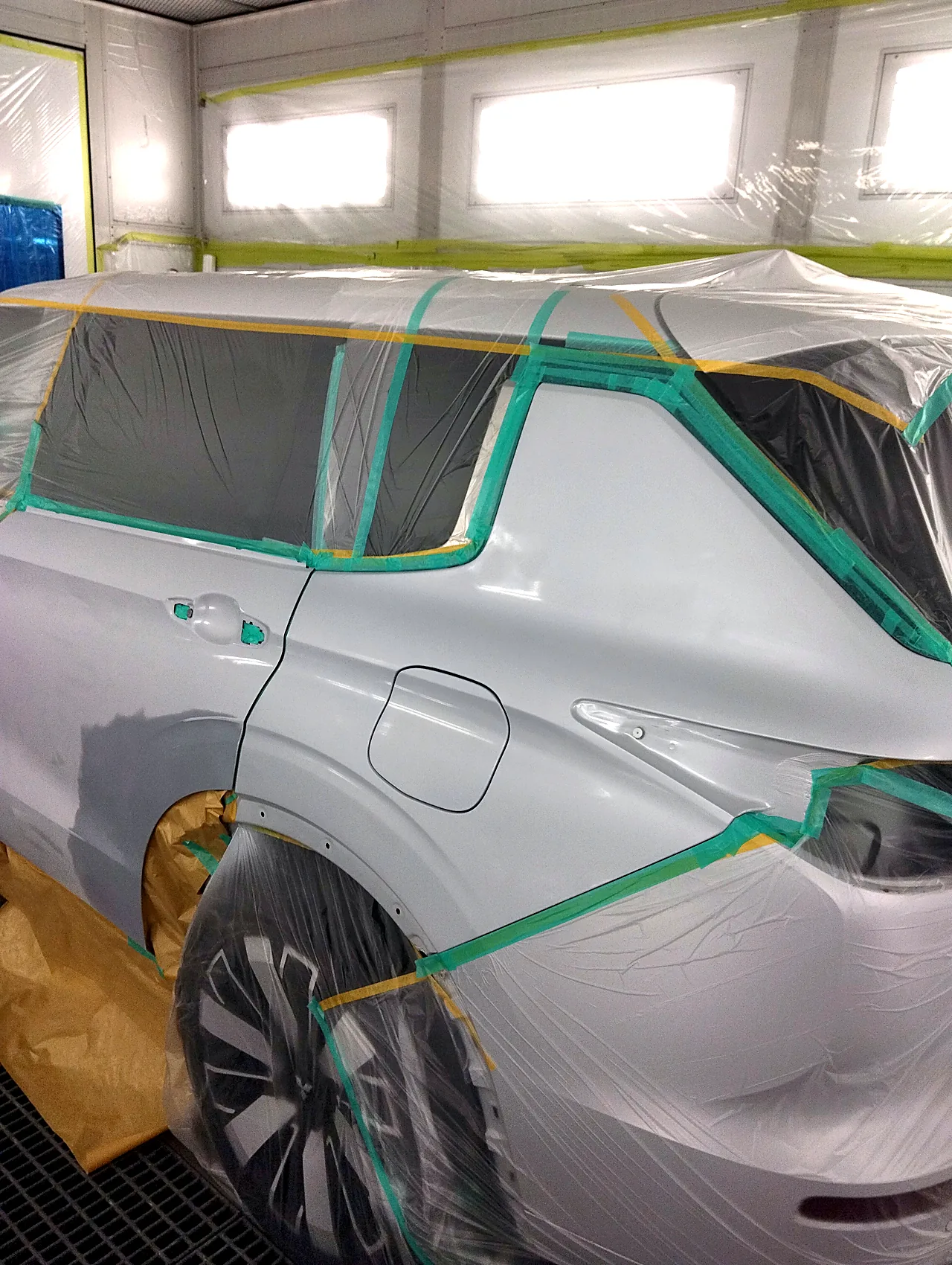 アウトランダーPHEV 塗装ブースでのマスキング。クォーターの後ろ側