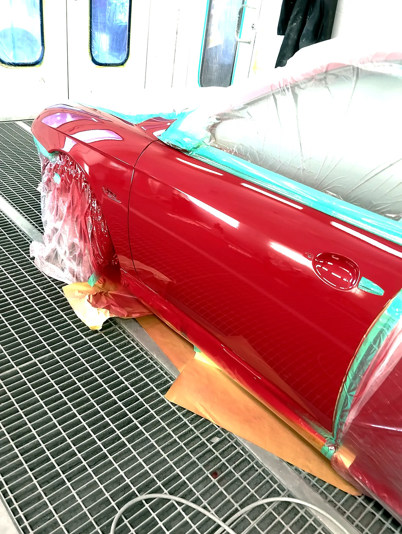アルファロメオ156 塗装を終えた左フロントドア。ブースの床の格子が映り込む艶
