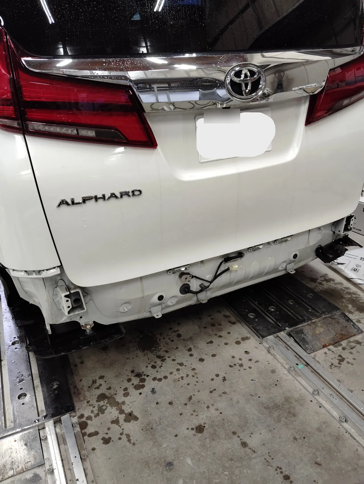 30系アルファード リヤバンパーを外した車両の後ろ