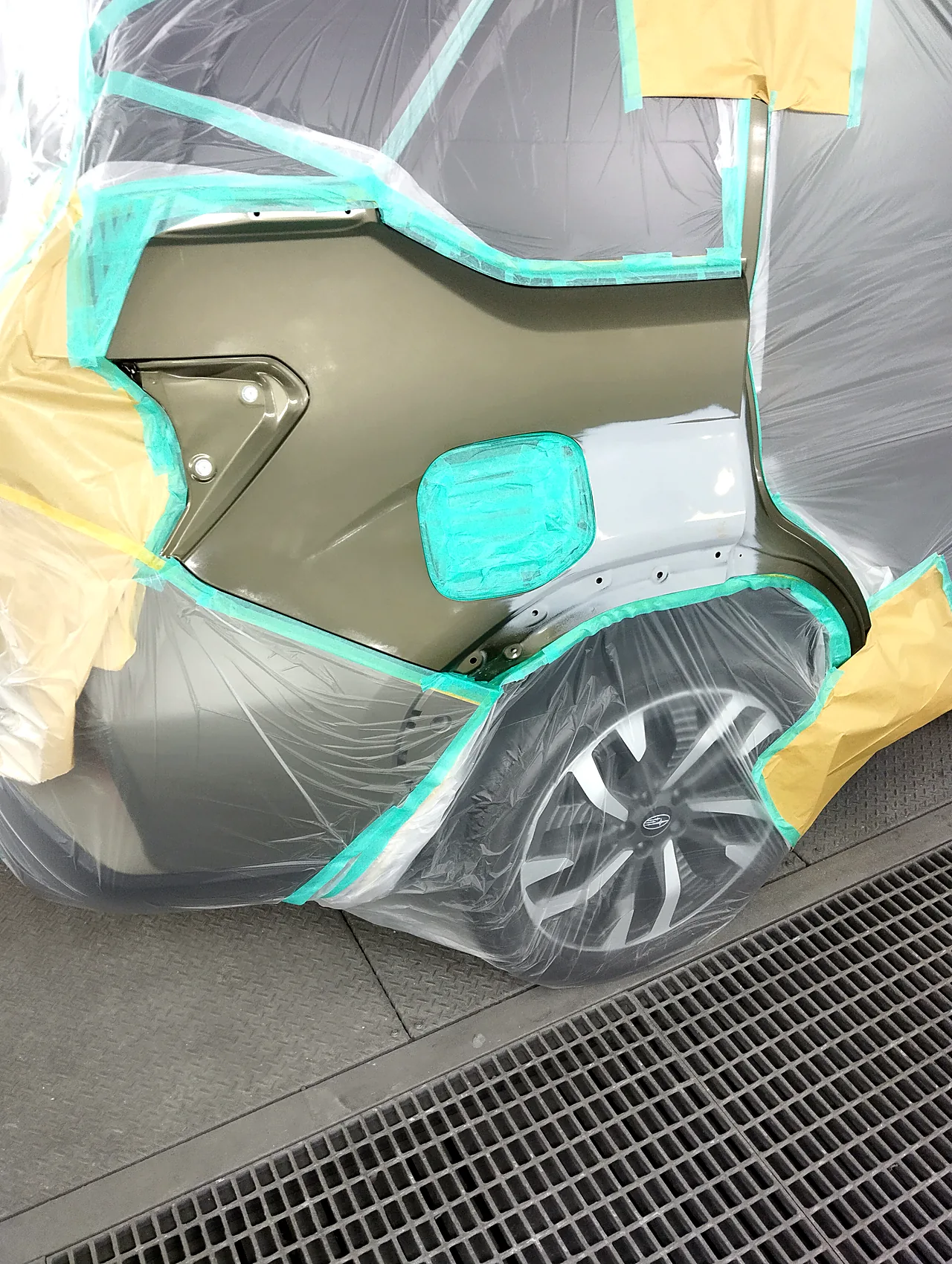 塗装ブースでマスキングした新型フォレスターの右リヤクォーター