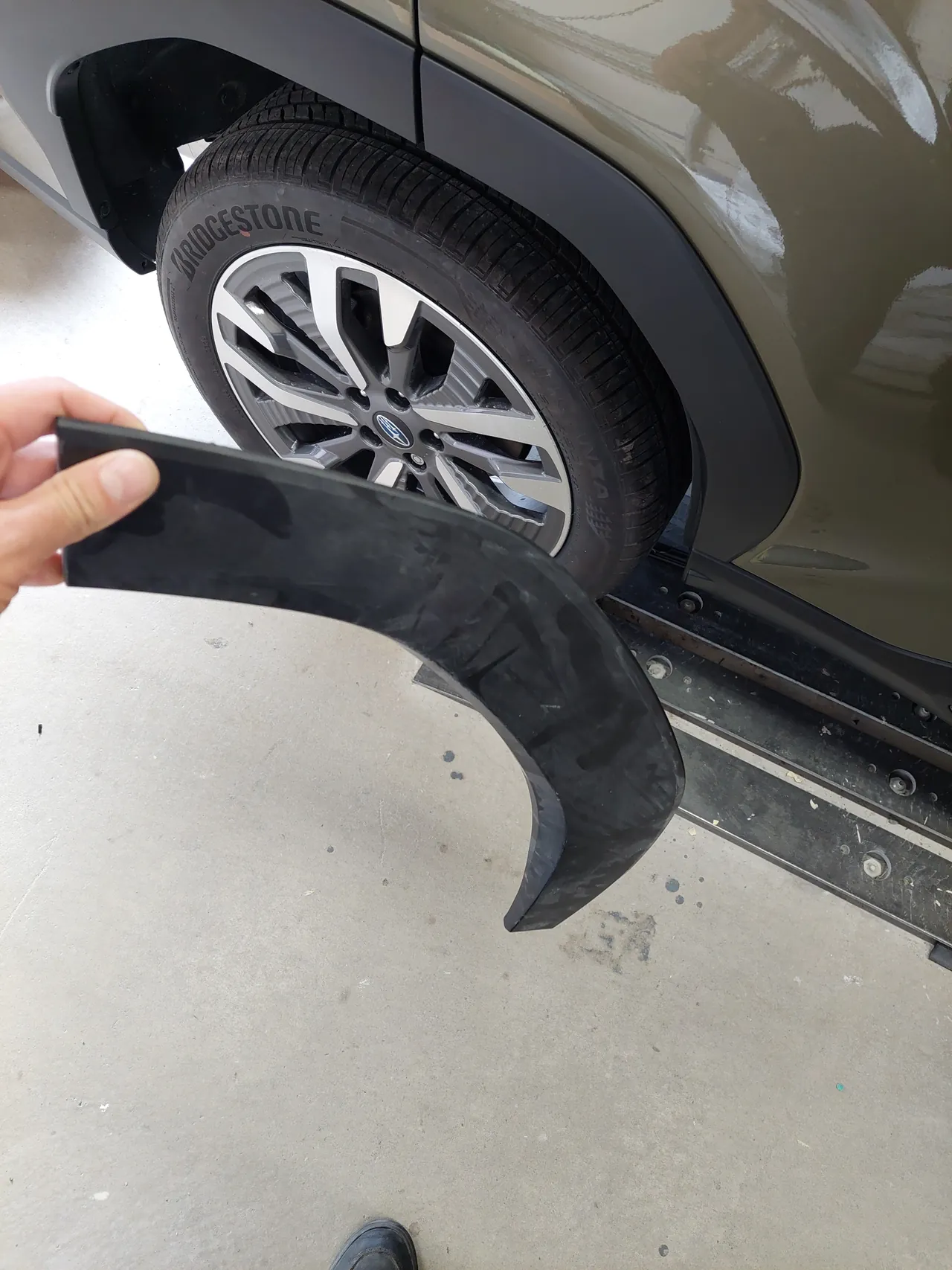 新型フォレスター 後輪まわりの樹脂モール。車体に取り付けた部品と、手に持った部品