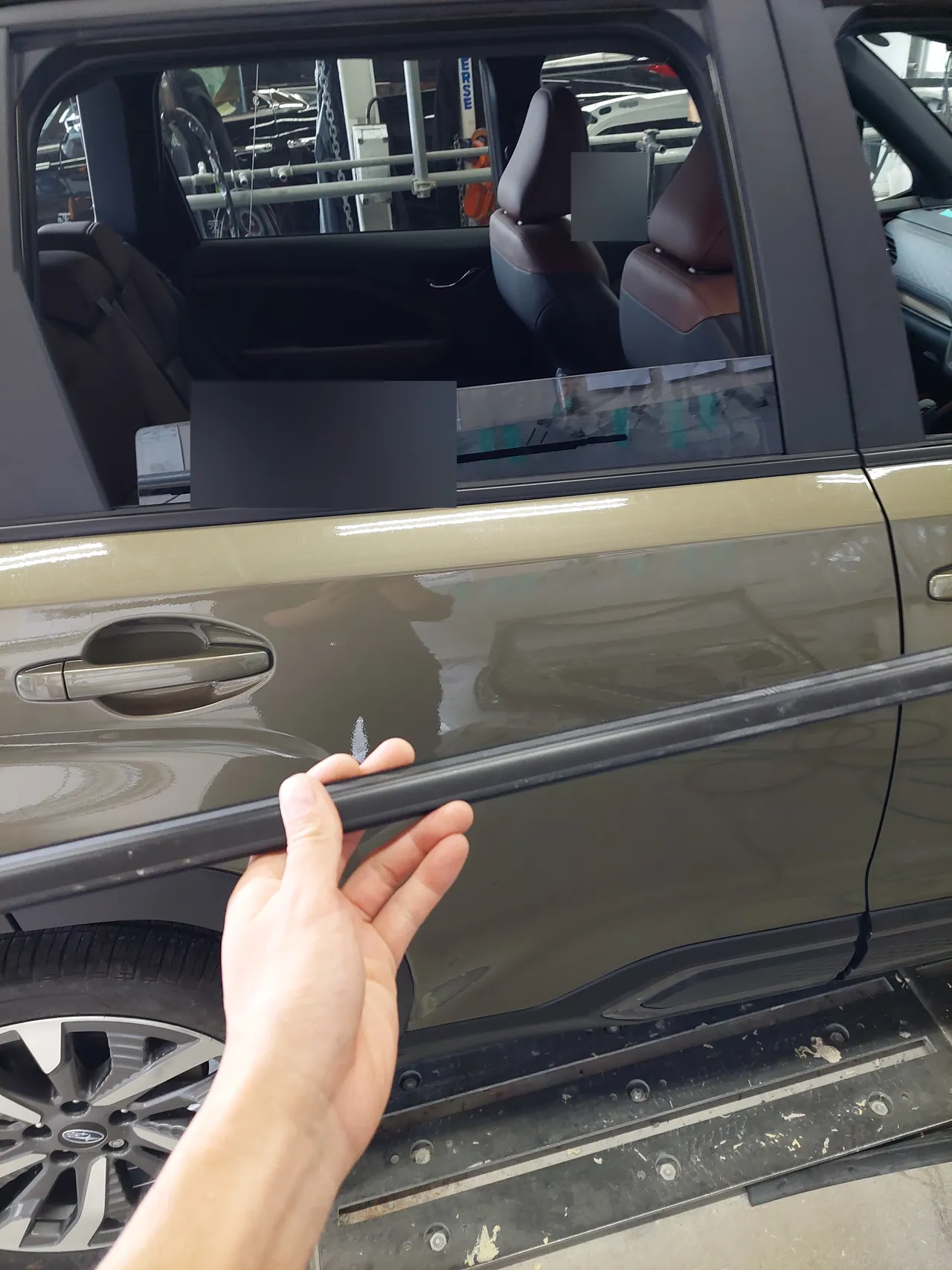 新型フォレスター 右リヤドアの窓の下のモール。車体に取り付けた部品と、手に持った部品
