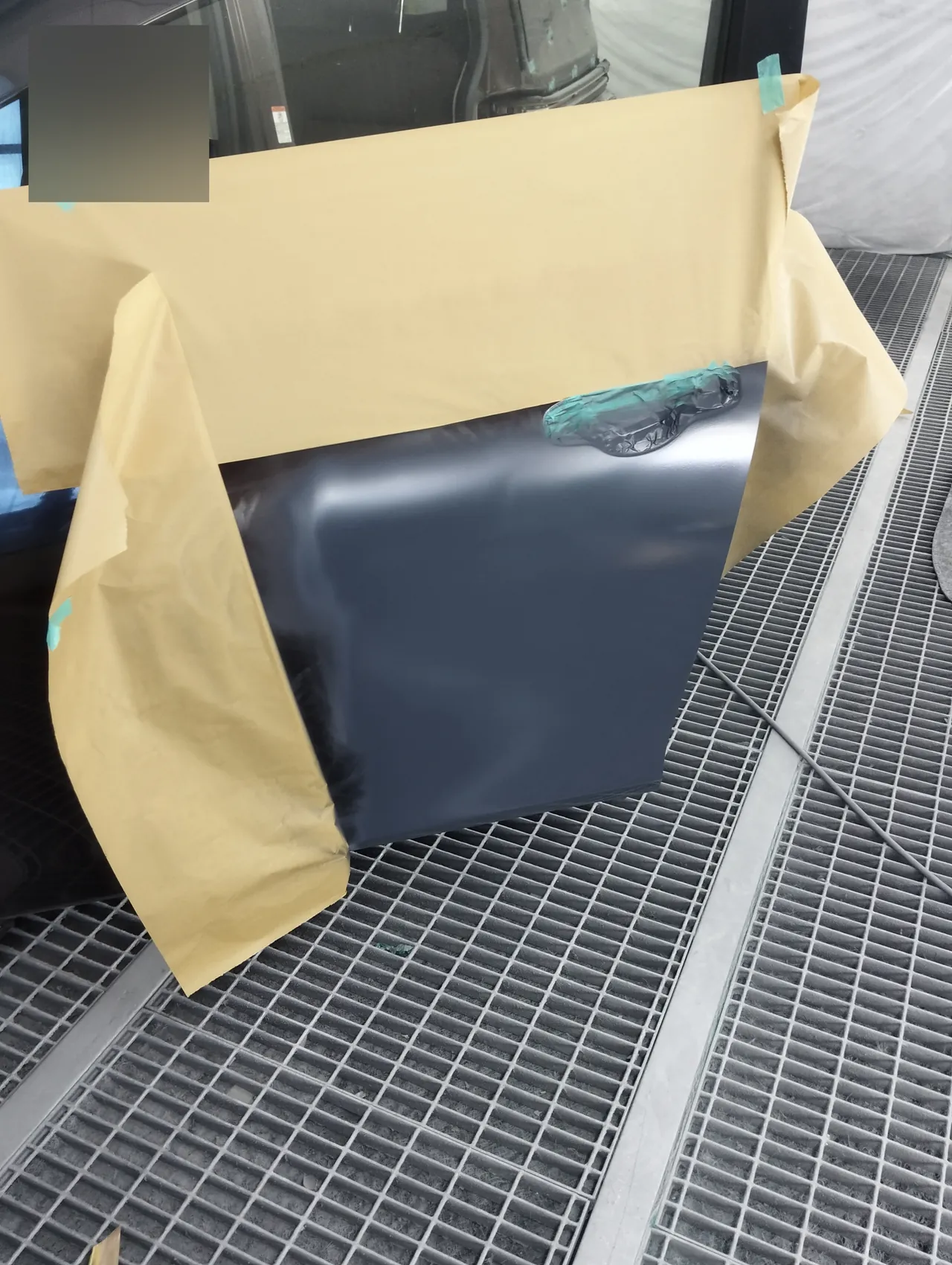 シエンタ 左フロントドアの後ろ下にグレーのサフェーサーを吹いた状態