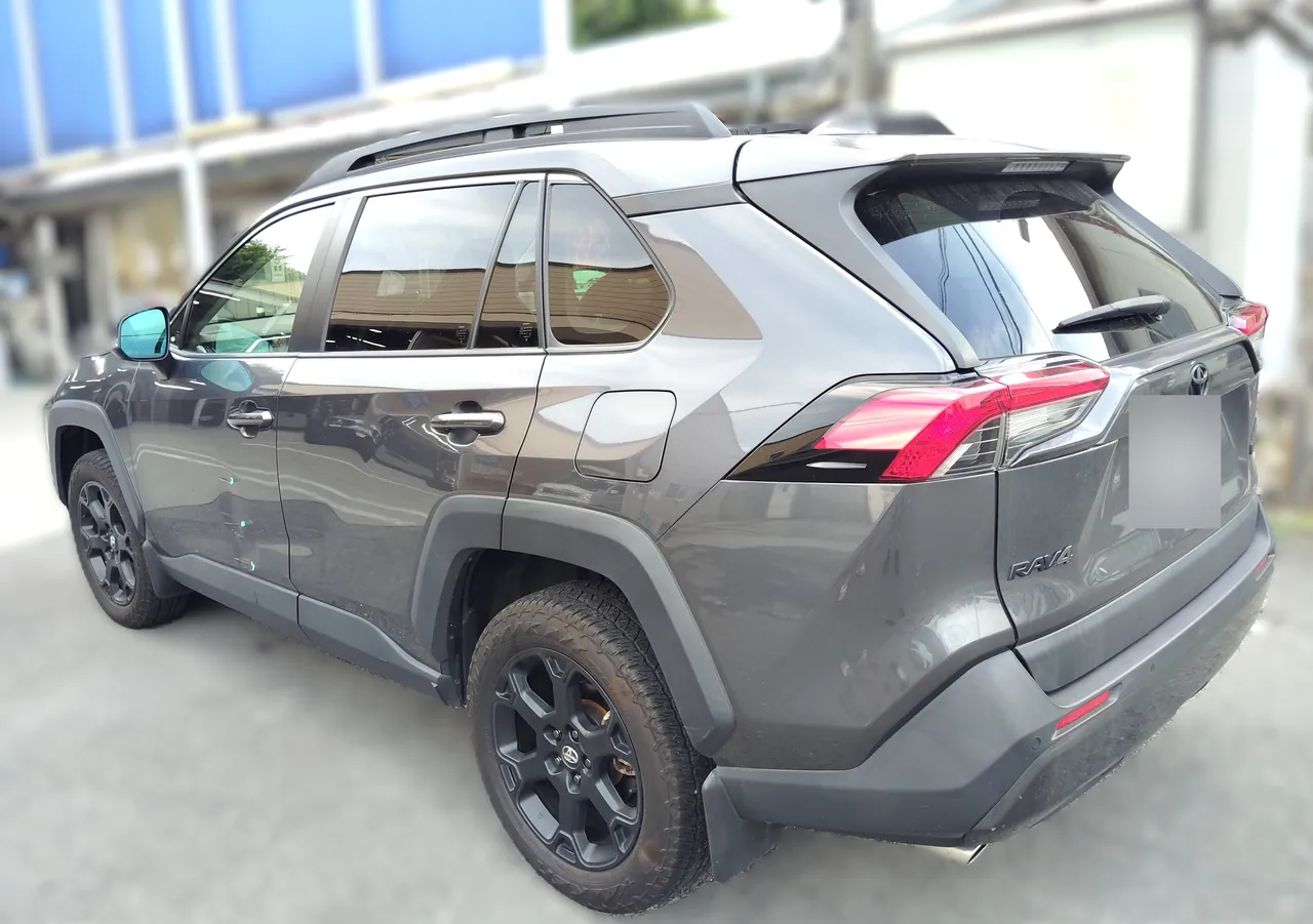 RAV4 左フロントドアのへこみを新品に交換して塗装｜横浜市都筑区 ケービーエス