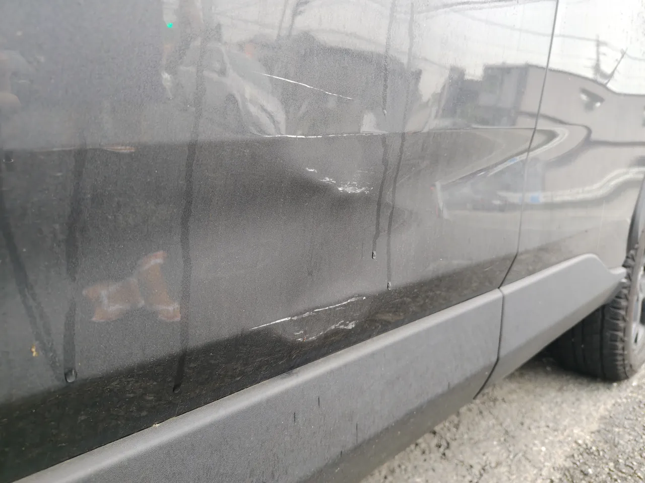 トヨタ RAV4 左フロントドアの後ろ寄りに付いた、折れ目のあるへこみ