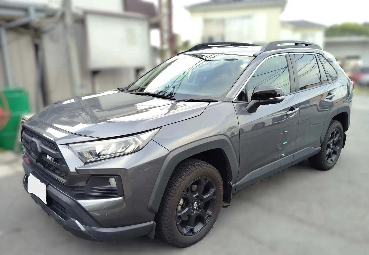 左前から見たトヨタ RAV4。左フロントドアに損傷の目印の緑のテープ