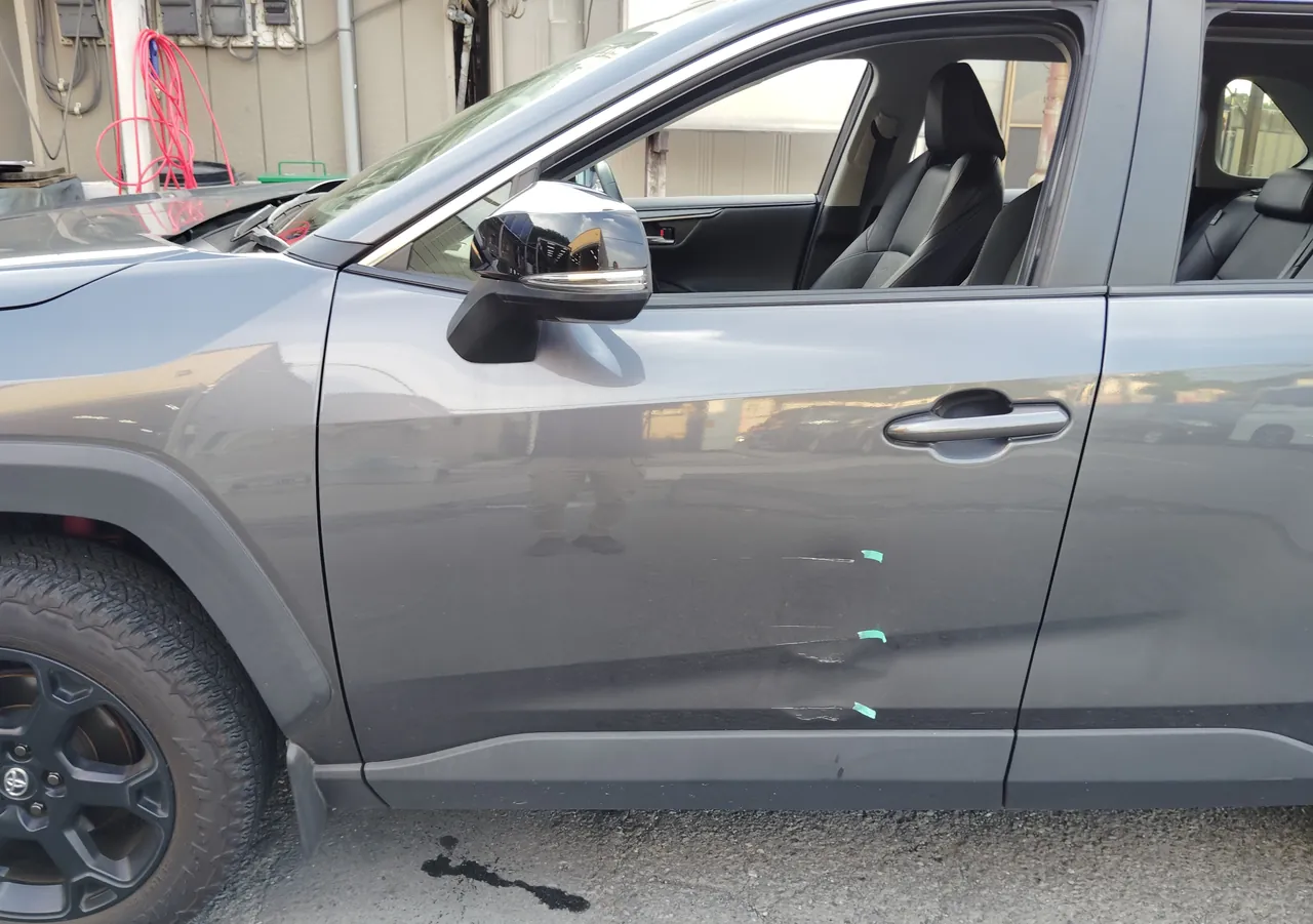 トヨタ RAV4 緑のテープを貼った左フロントドア