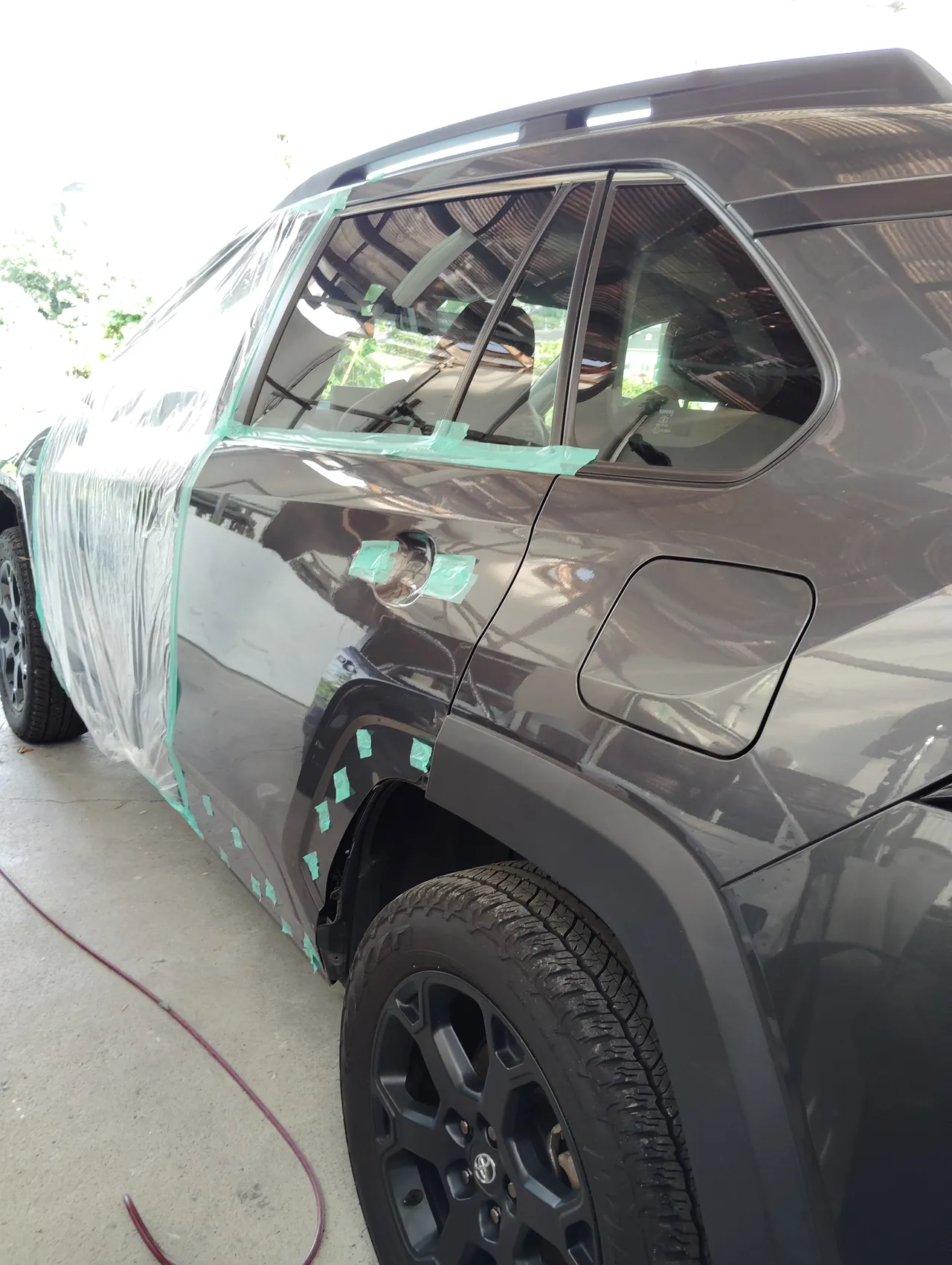 後ろから見たトヨタ RAV4の左側面。左フロントドアは外してある