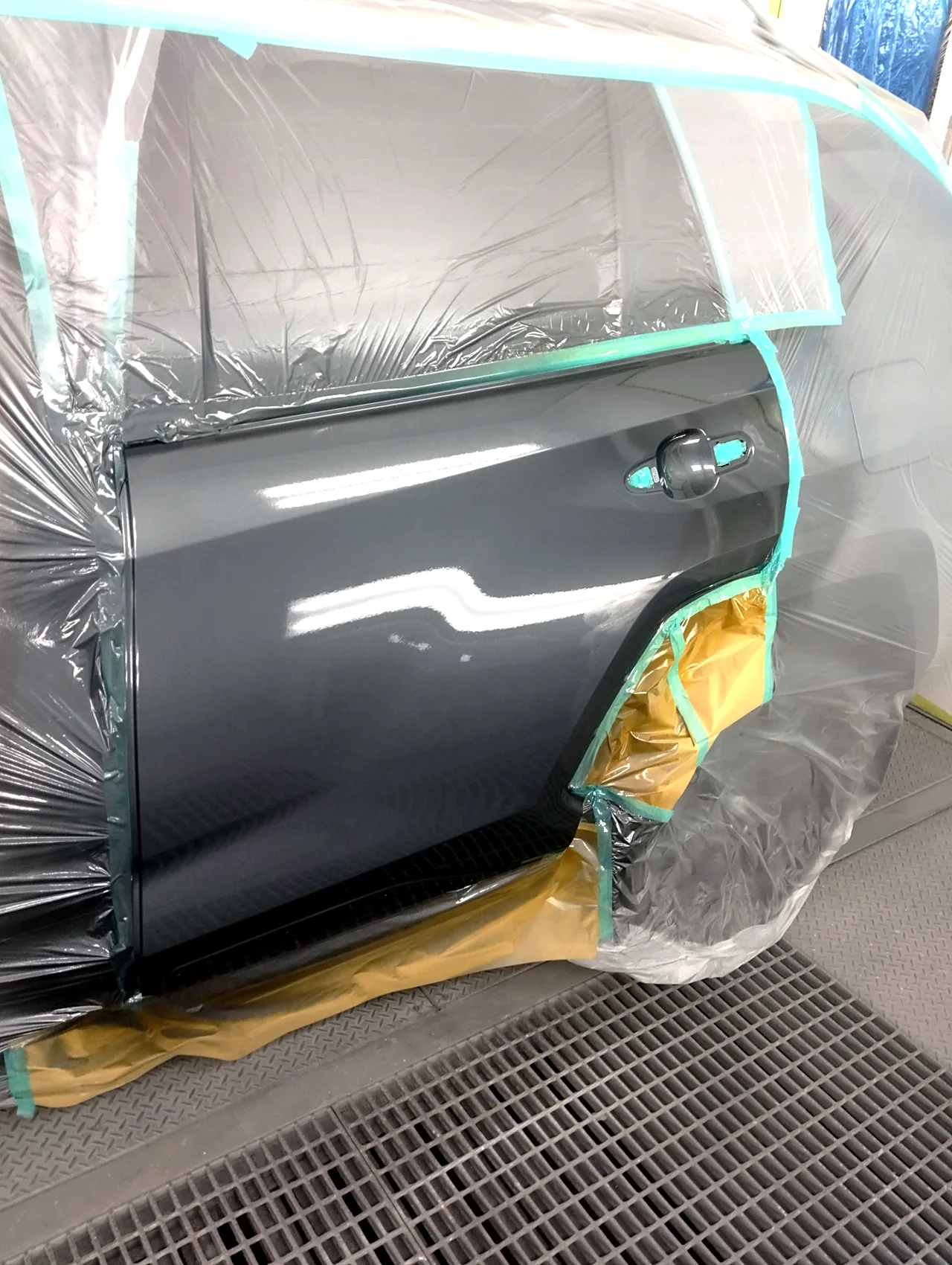 1G3で塗装を終えたトヨタ RAV4の左リヤドア