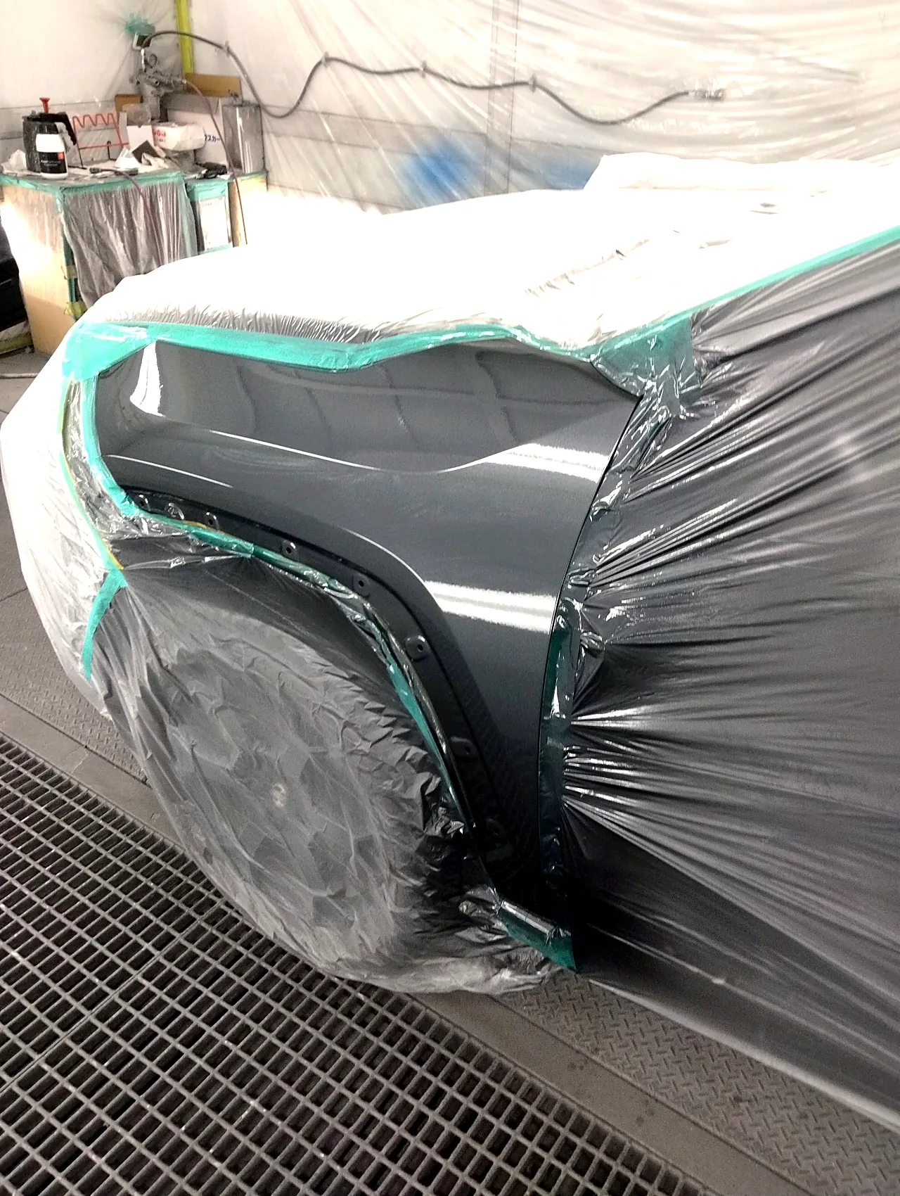 1G3で塗装を終えたトヨタ RAV4の左フロントフェンダー