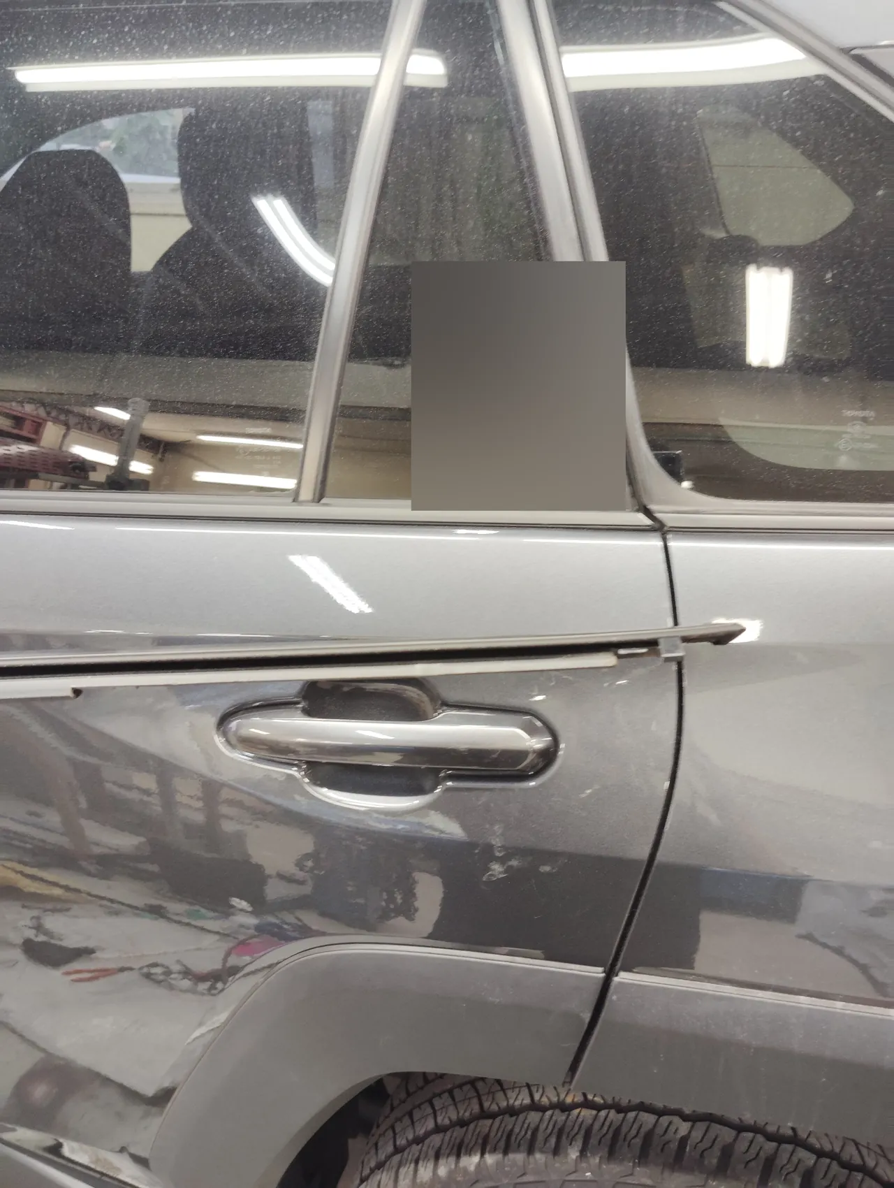 トヨタ RAV4 左リヤドアの窓の下に、新しいベルトモールを取り付けている途中