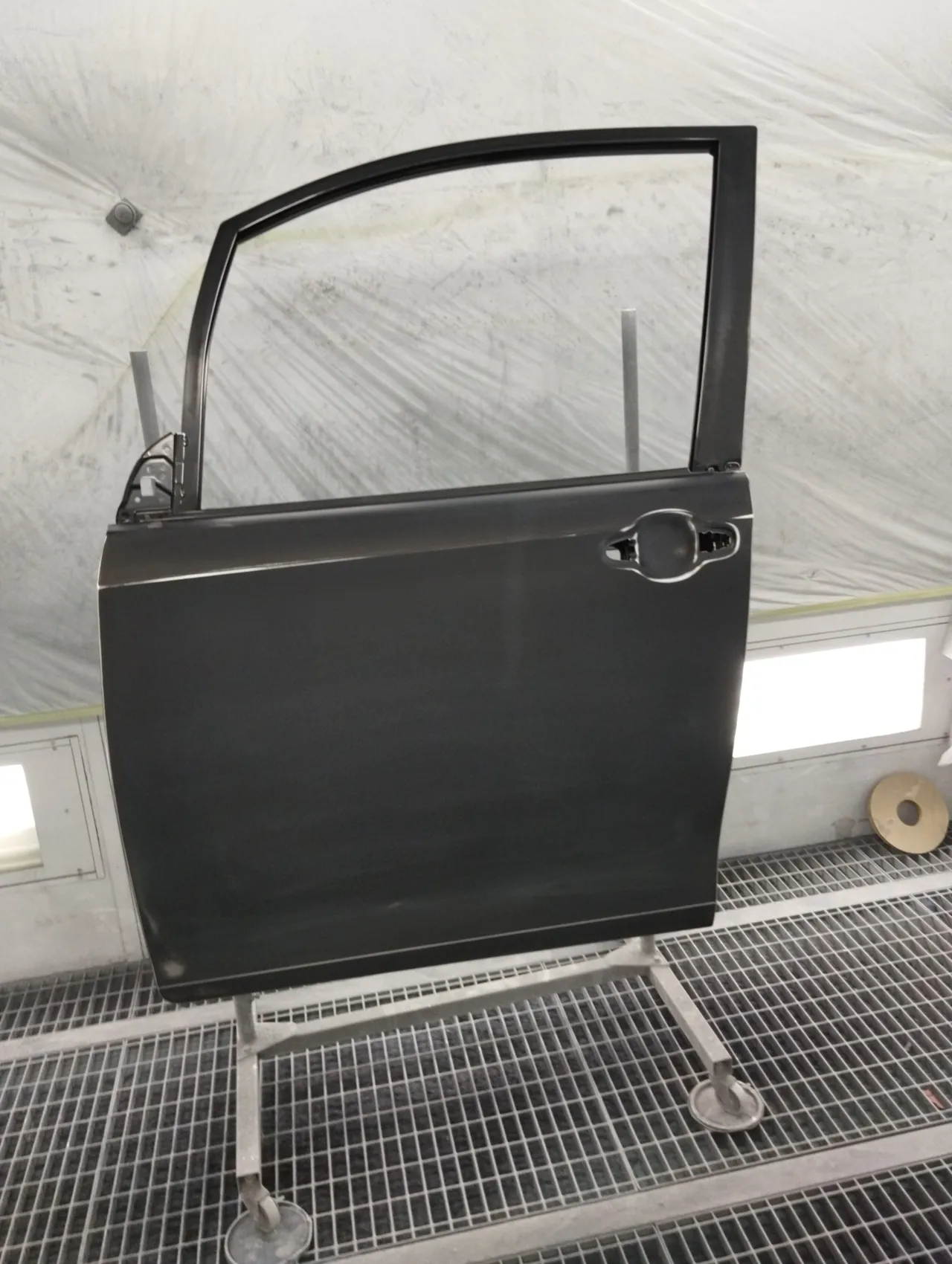 黒っぽい下塗りのまま届いた、エスクァイアの新しい左フロントドア。塗る前にスタンドへ