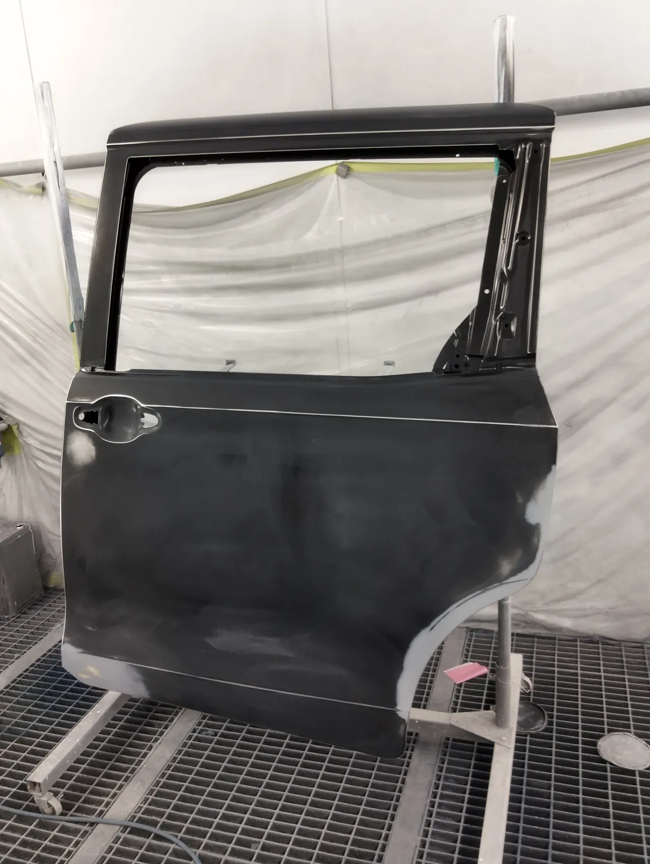 車体の白に塗る前の、エスクァイアの新しい左スライドドア（ブースのスタンドの上）