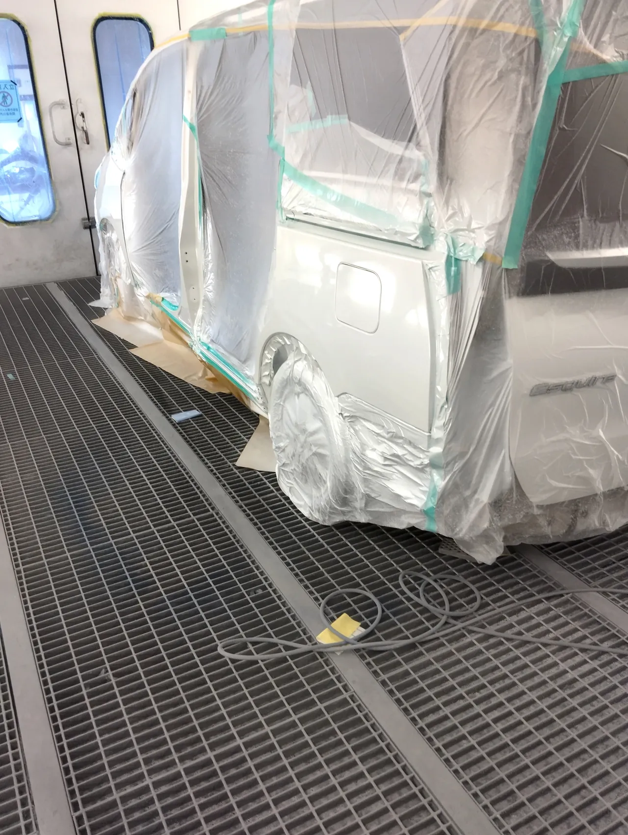 070で塗装を終えた、エスクァイアの車体の左後ろ（リヤクォーター）