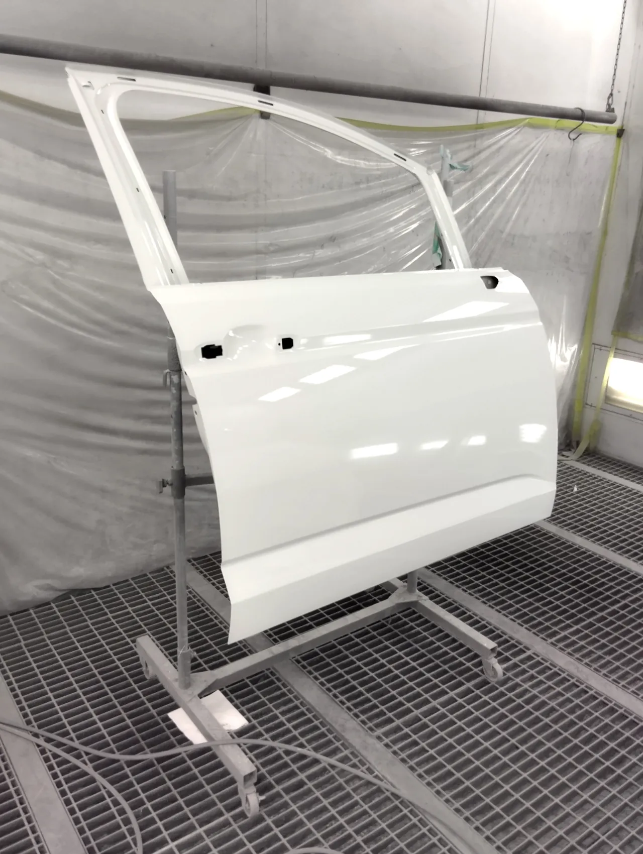 車体の白に合わせて塗り上げた、ゴルフトゥーランの新しい右フロントドア