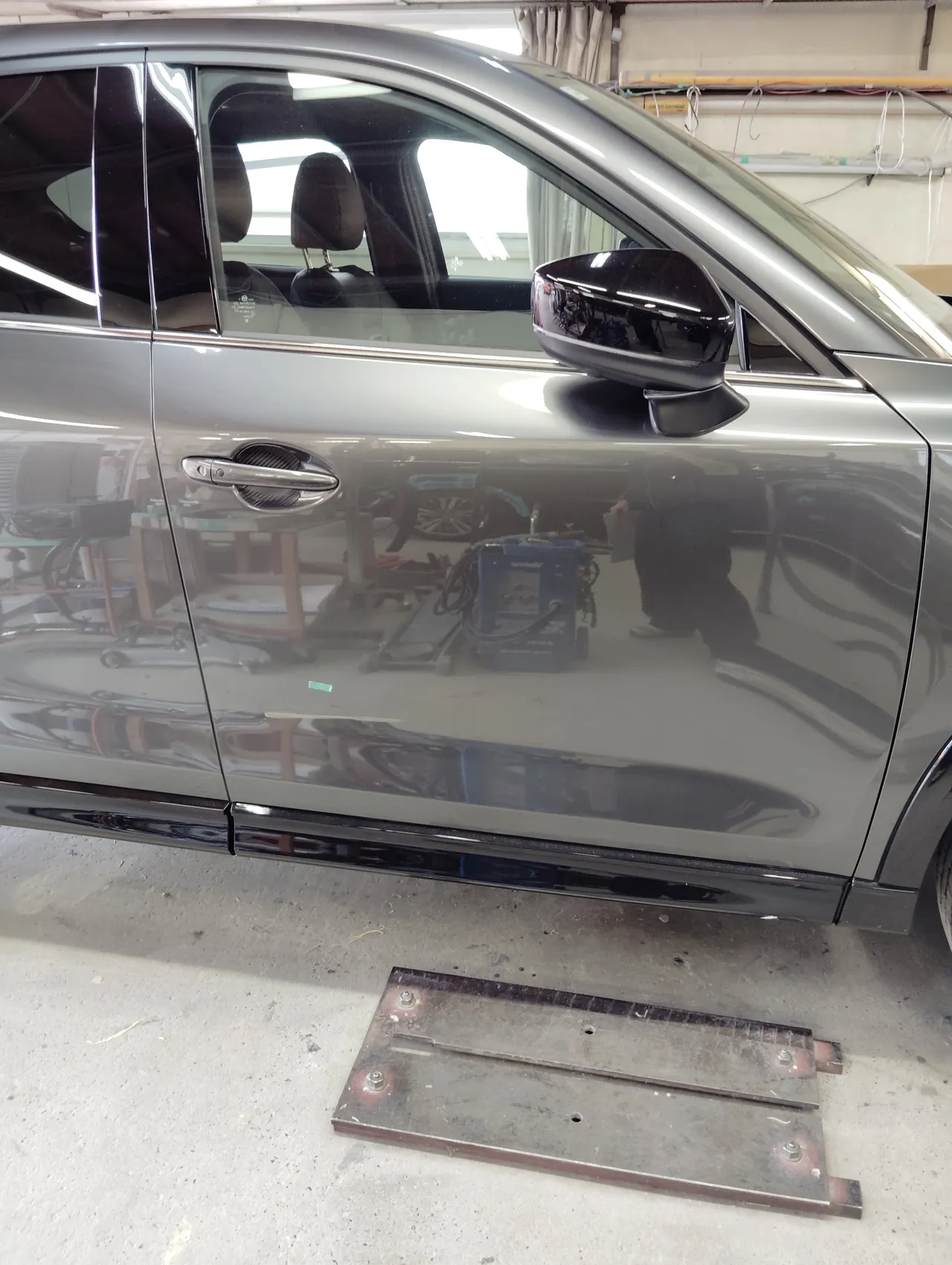 工場の中で見た作業前のマツダ CX-5 の右フロントドアを真横から（分解前）
